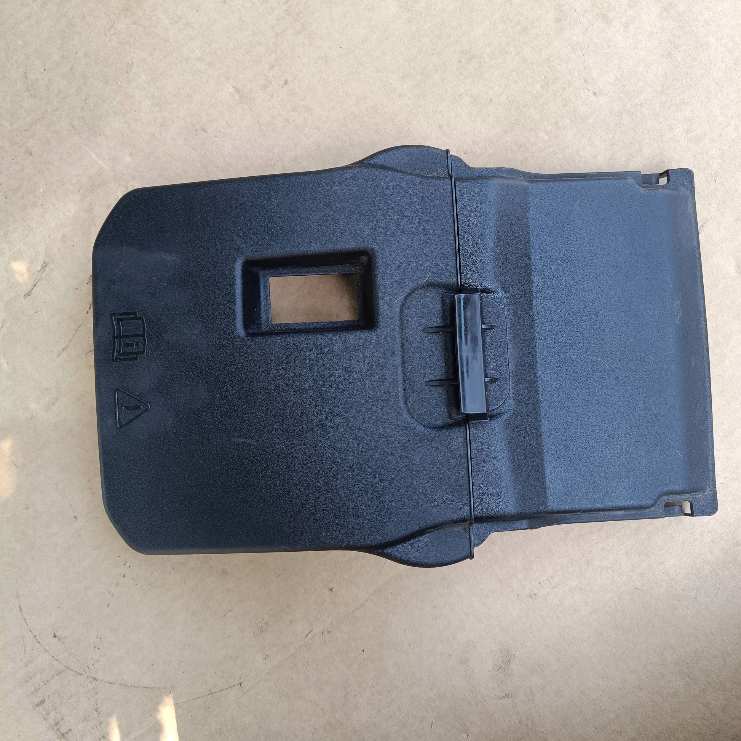 Ford KugaMK2 2014 Abdeckung Kasten Blende Abdeckung Gehäuse akumulatora