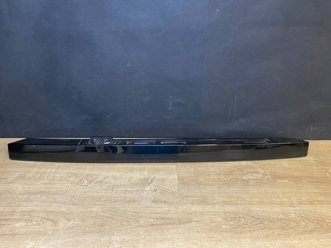 BLENDA TYLNA KLAPY LAND ROVER DISCOVERY V 5 L462 HY32-40406-B LISTWA Producent części Land Rover OE