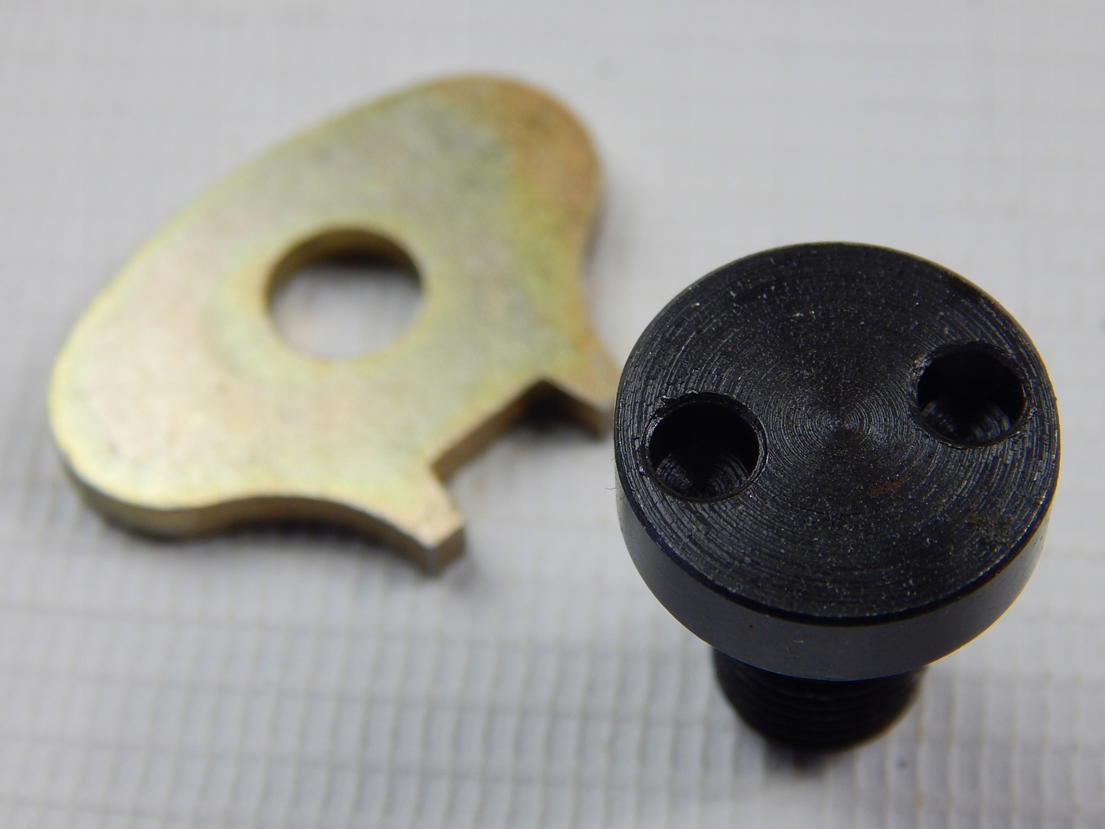 ŚRUBA I KLUCZYK DO SCHOWKA BAKU M-72