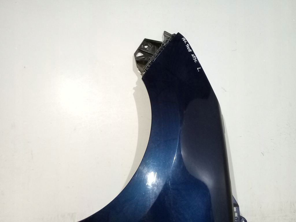 Peugeot 5008 and fender left KPSC