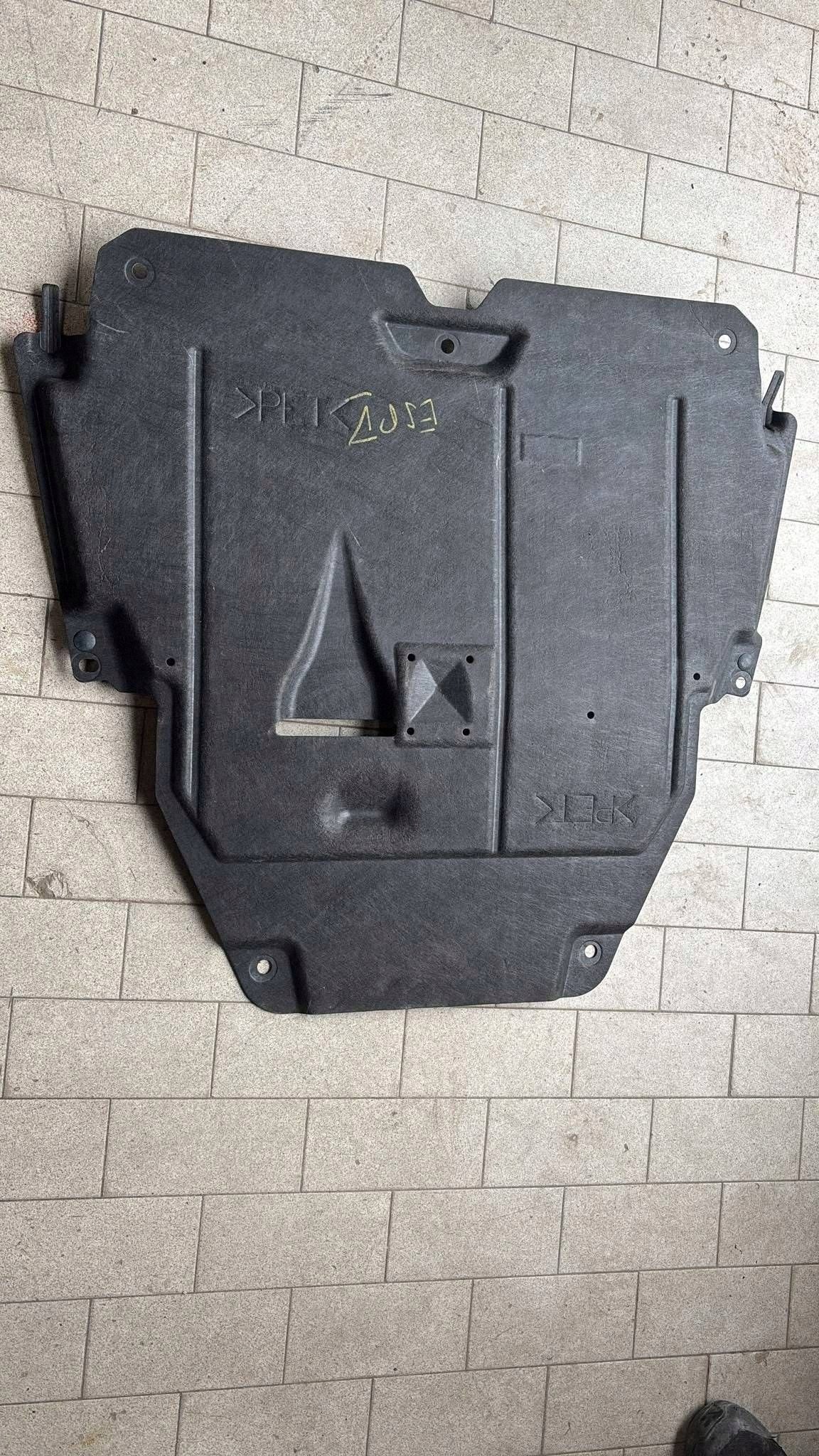cover cover below engine Renault Espace V (RFC) 758906742R