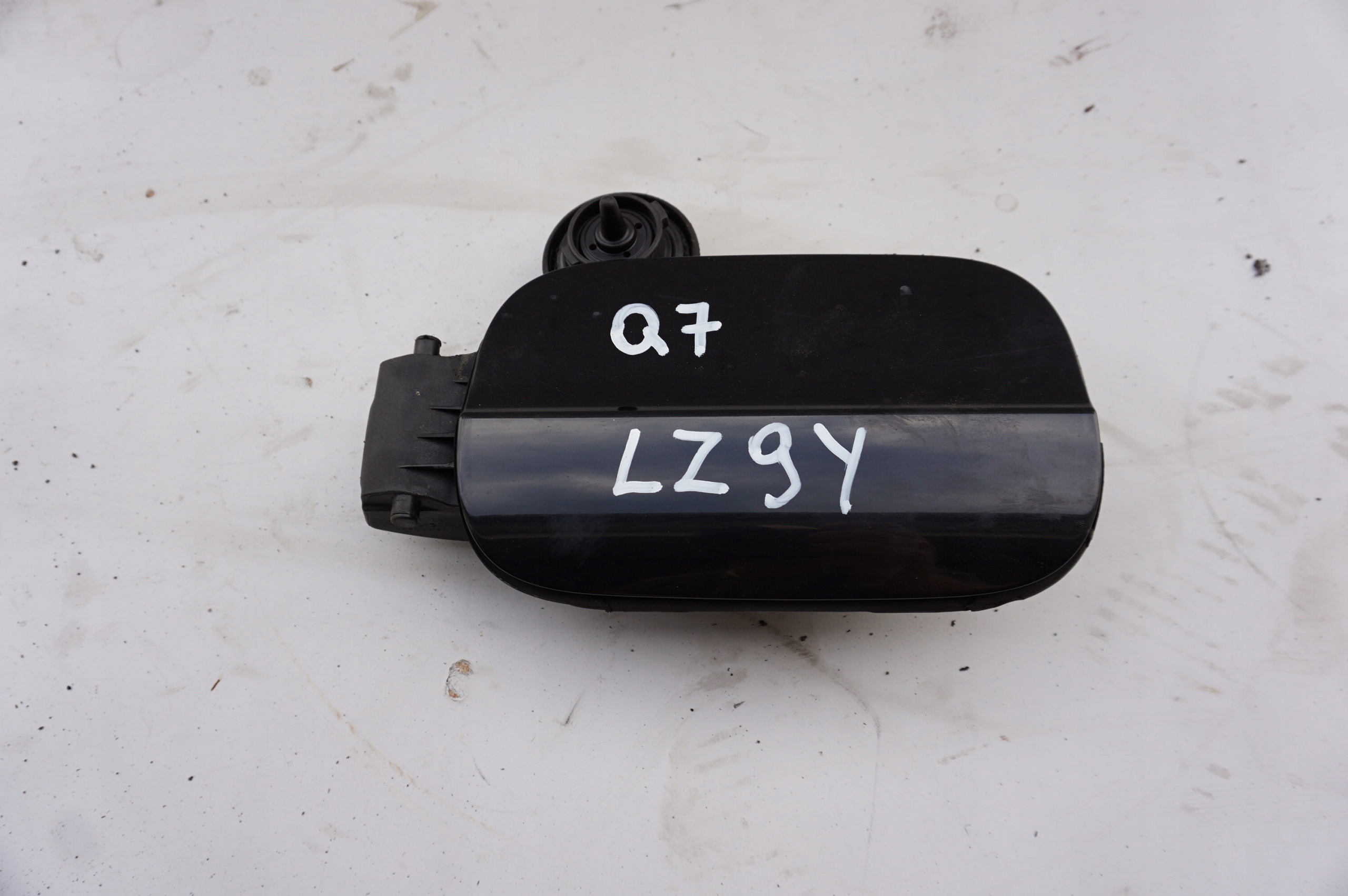 ЛЮЧОК ЗАЛИВА ТОПЛИВА AUDI Q7l Lz9y
