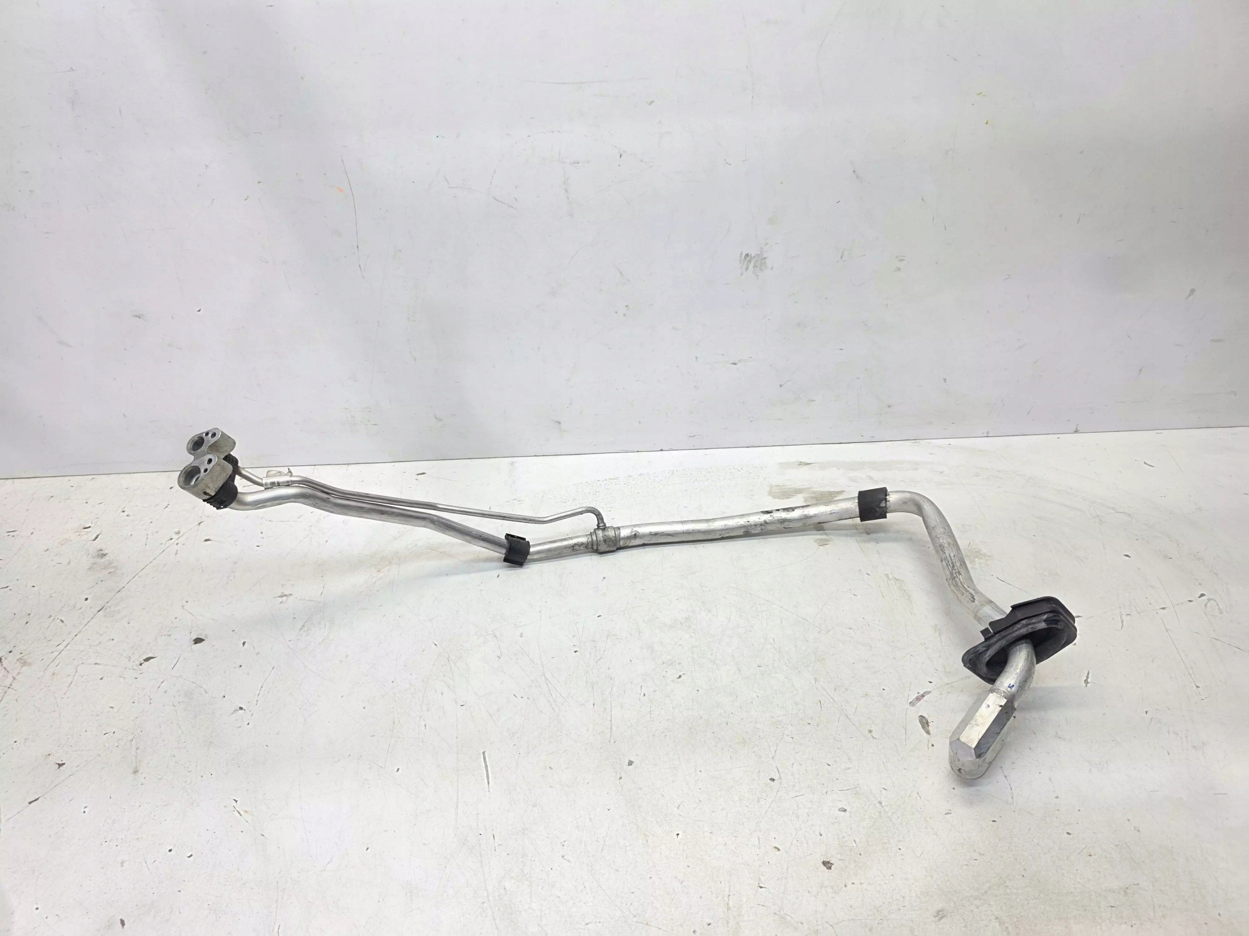 vedení hadice klimatizaci AUDI A4 B9 A5 8W0816738Q