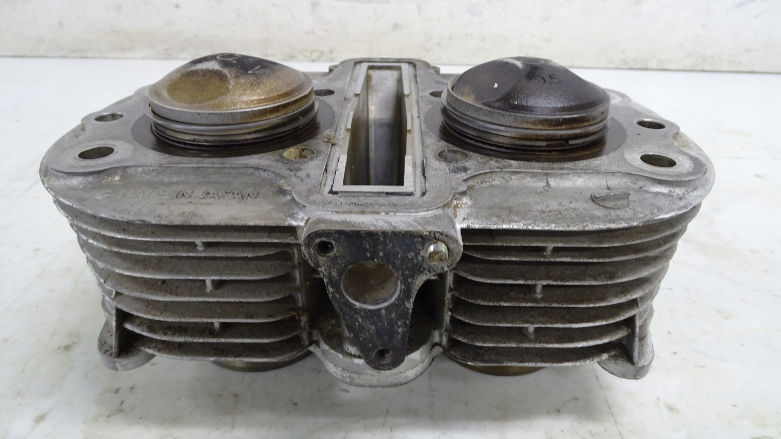 Suzuki GS 400 циліндр Поршні