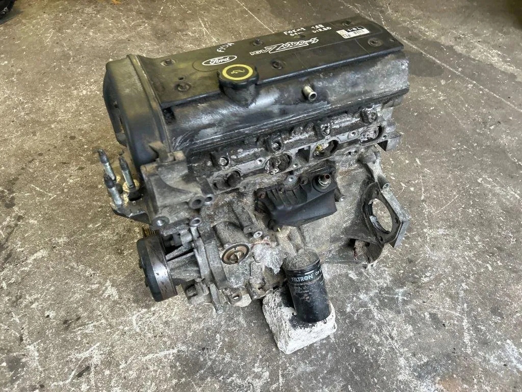 2001 FORD Focus Двигатель