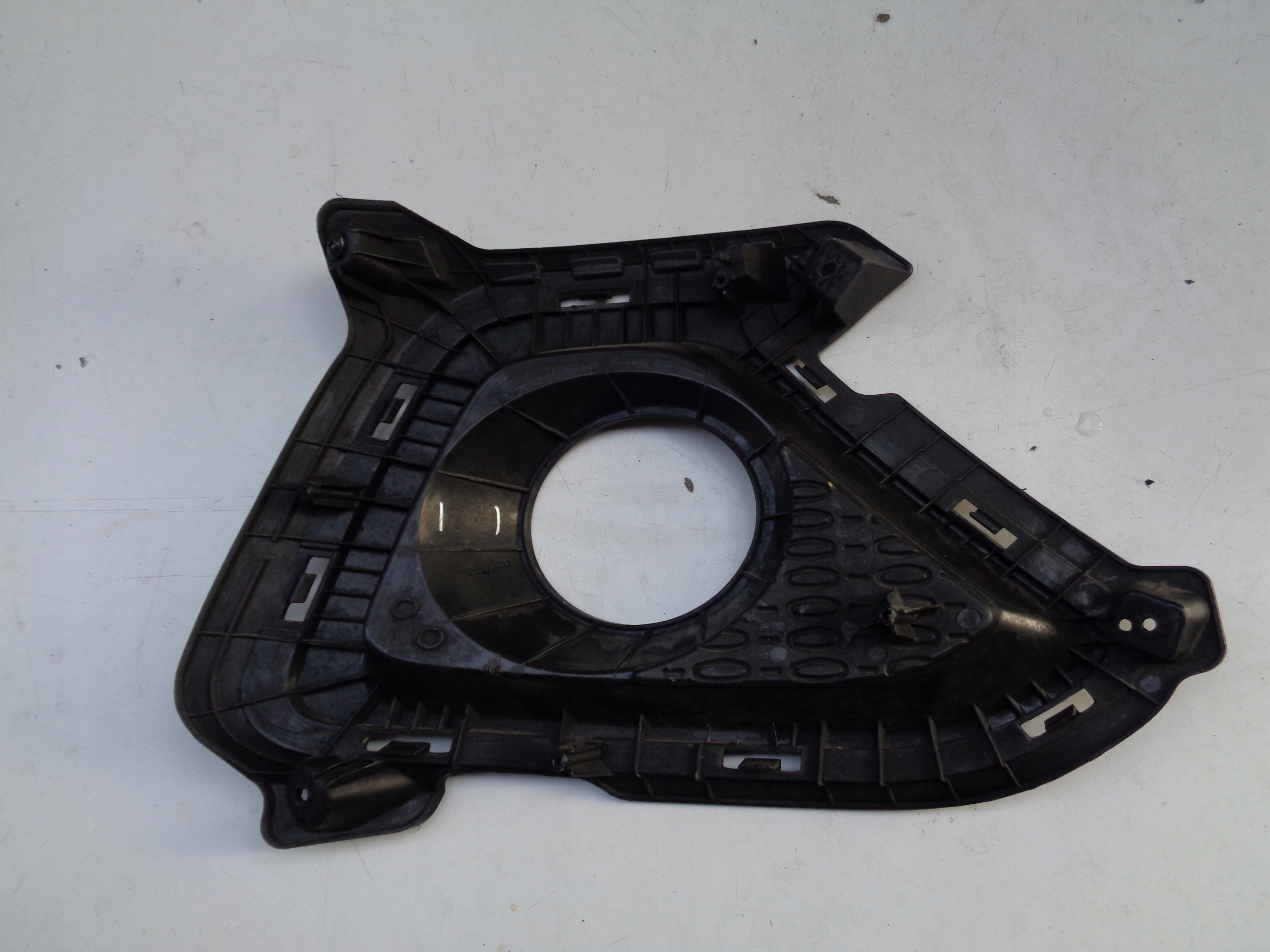grid of a bumper left HYUNDAI I10 II 13