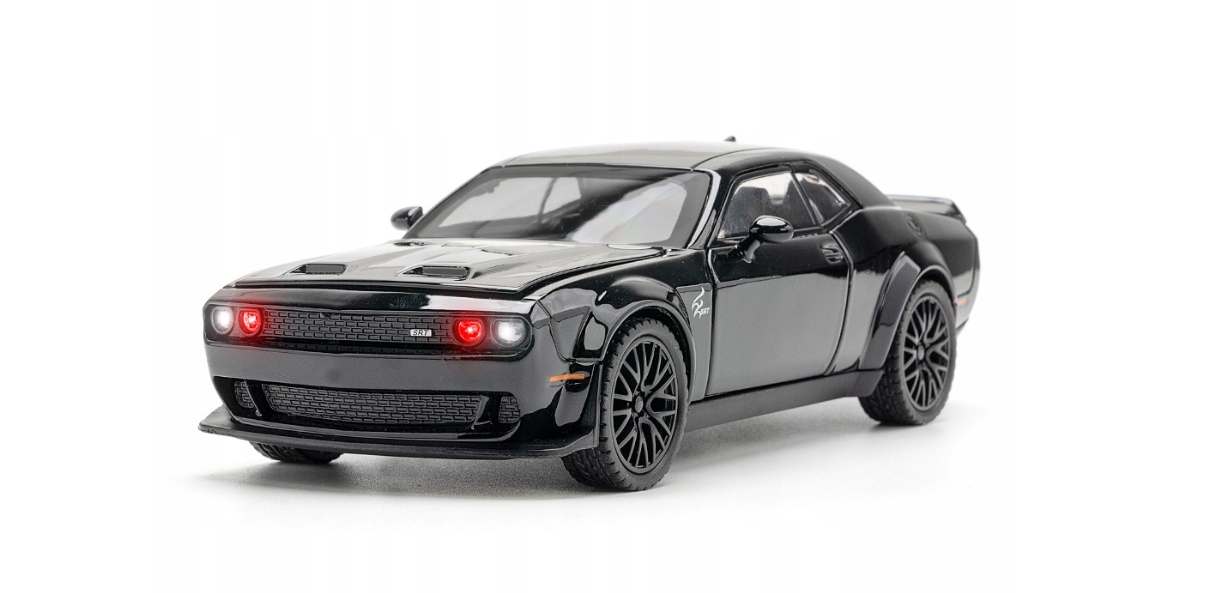 Velký černý model Dodge Challenger Srt