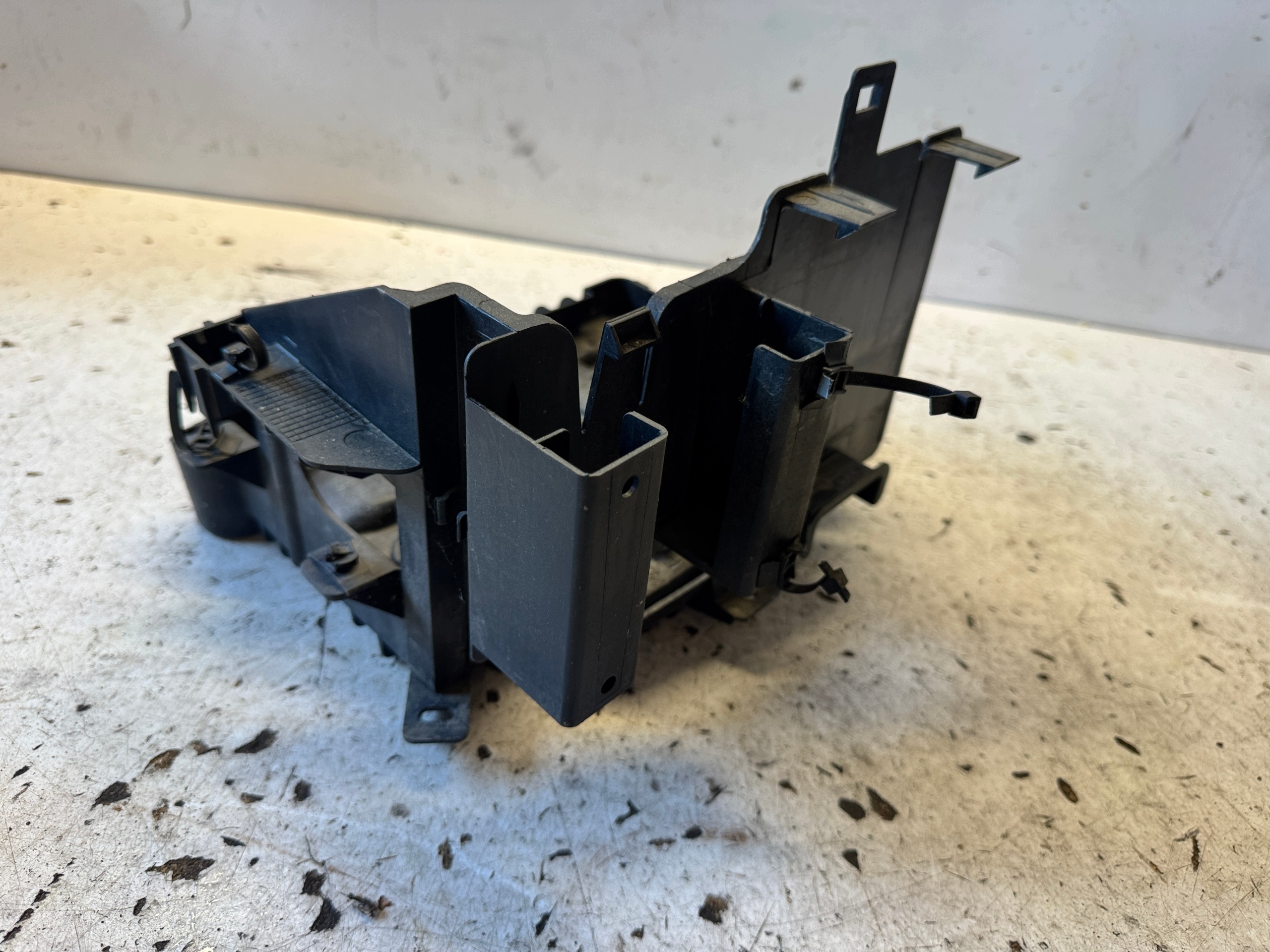 OPEL CORSA D LIFT TACKA držač akumulatora original