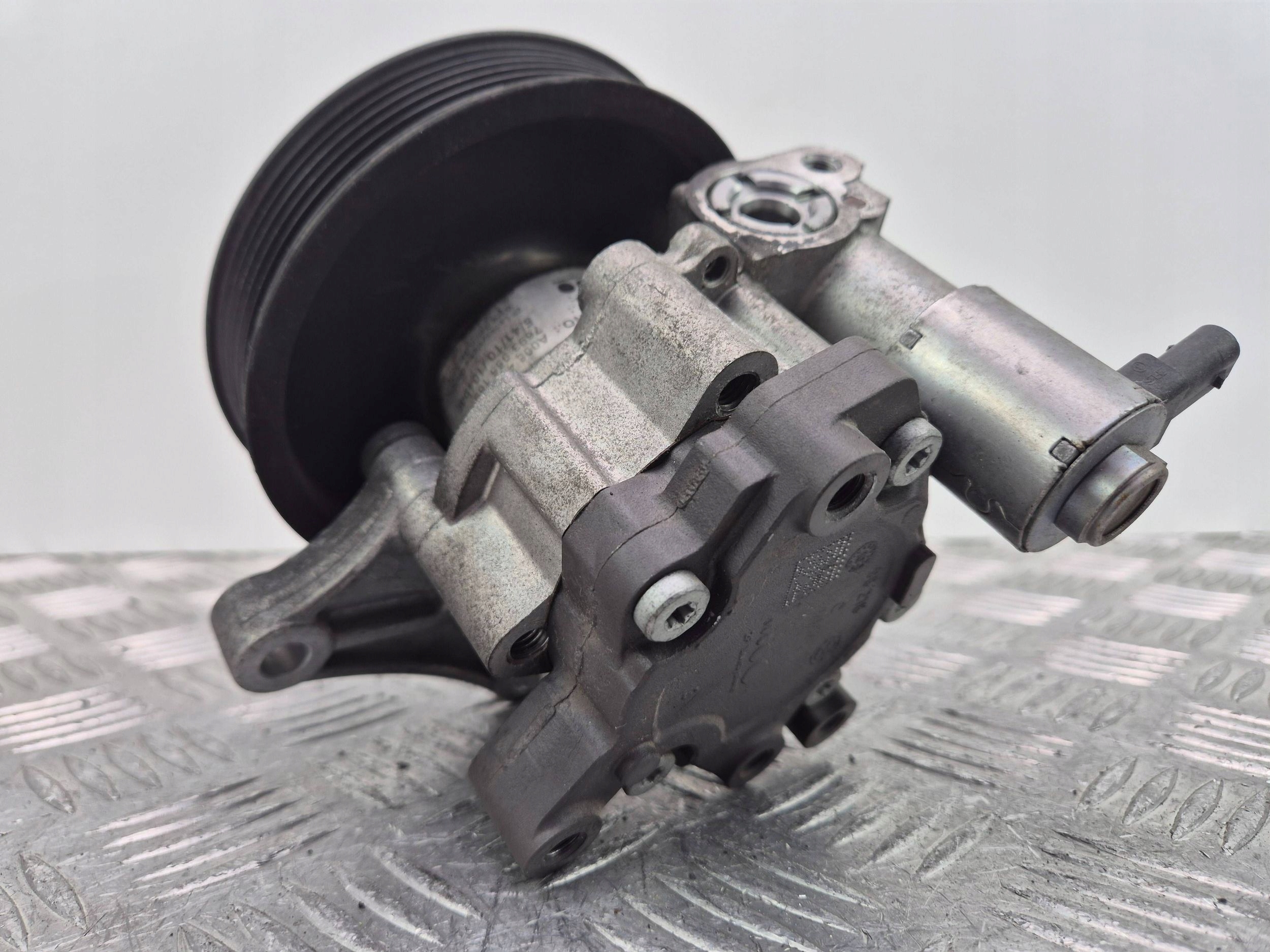 Mercedes E200 CGI W212 servo pump A0064667501