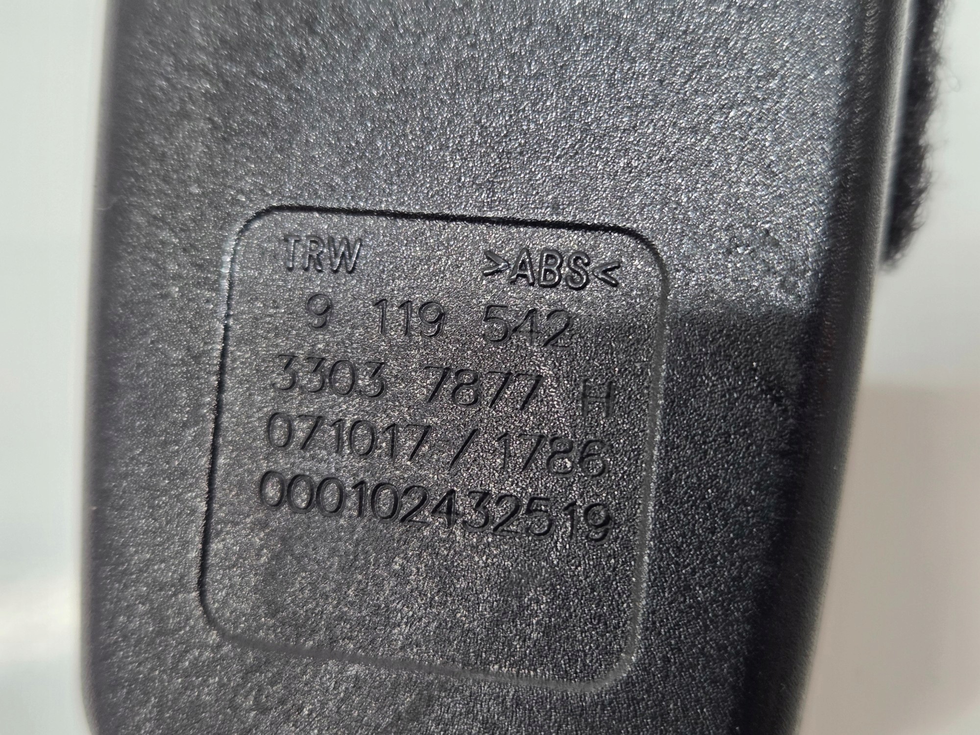 napínač pásu pravý predný BMW E87 9119542