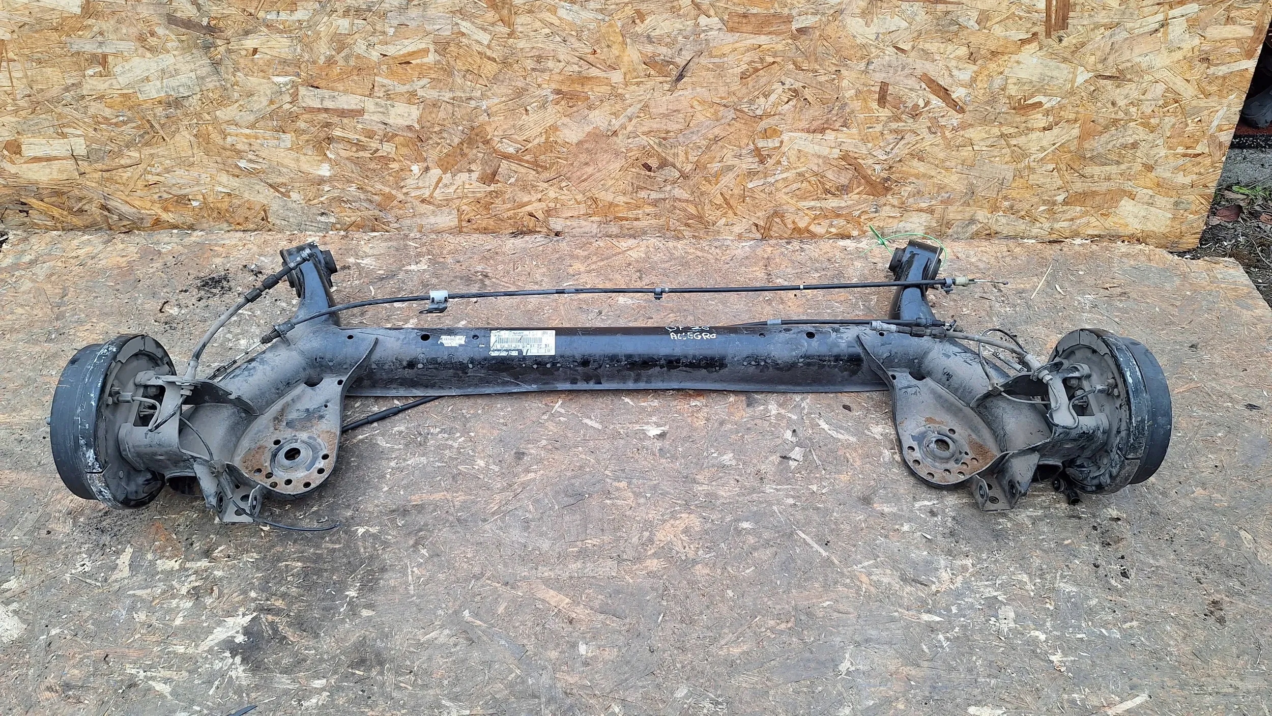 OŚ BELKA ZAWIESZENIE TYŁ FORD FIESTA MK8 2017-23