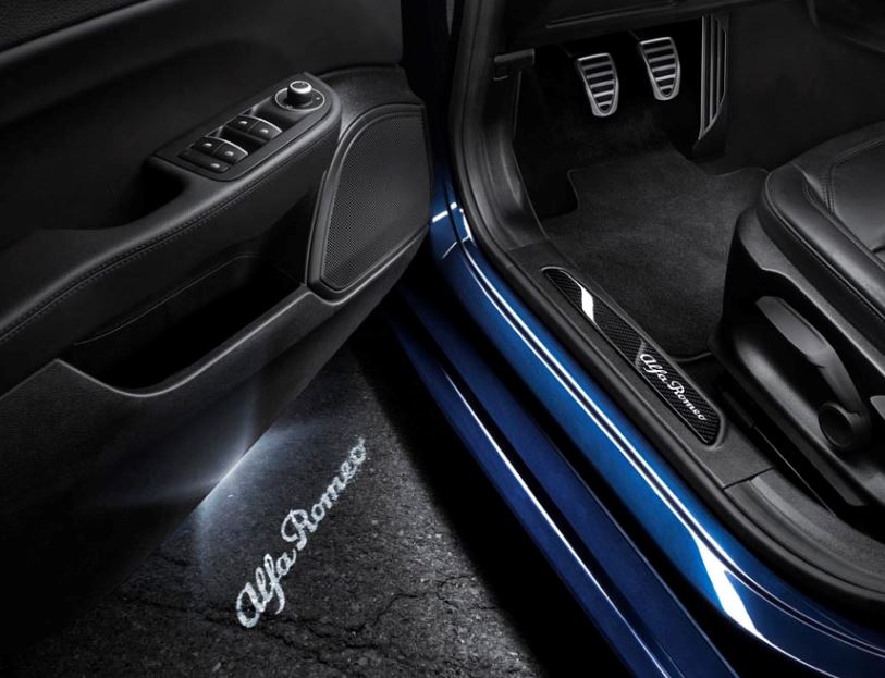 Lampička na dvere s logom Alfa Rome Giulia Originál