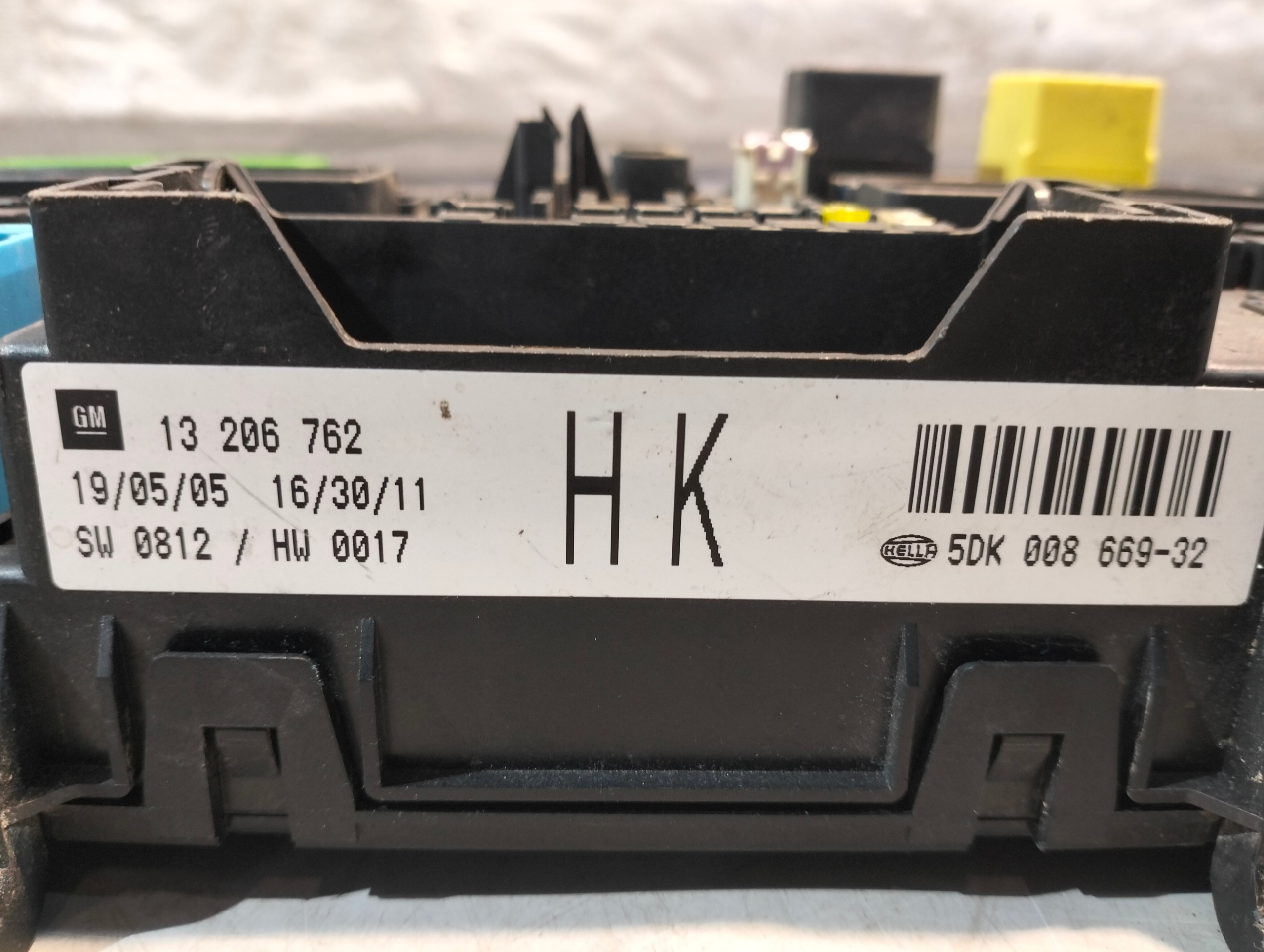 fuse box OPEL ASTRA H OE 13206762HK