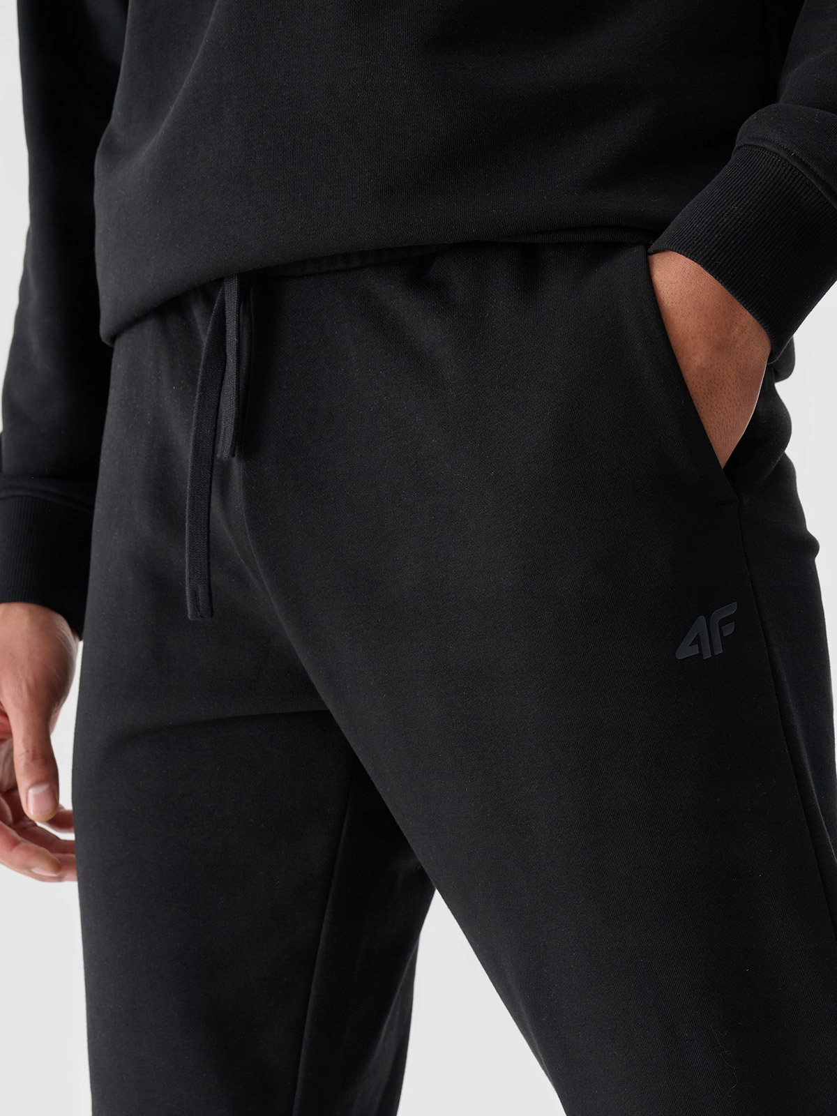 SPODNIE MĘSKIE DRESOWE 4F L JOGGERY TTROM1139 SS25 Model TTROM1139