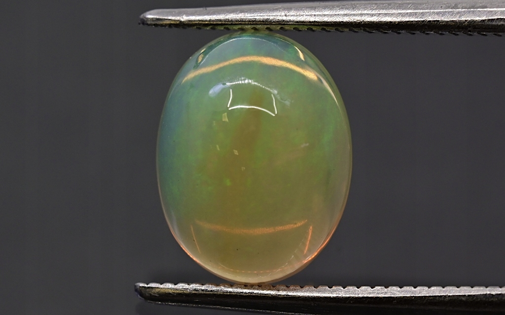 Opál z Etiopie kabošon ovál 9x7 mm