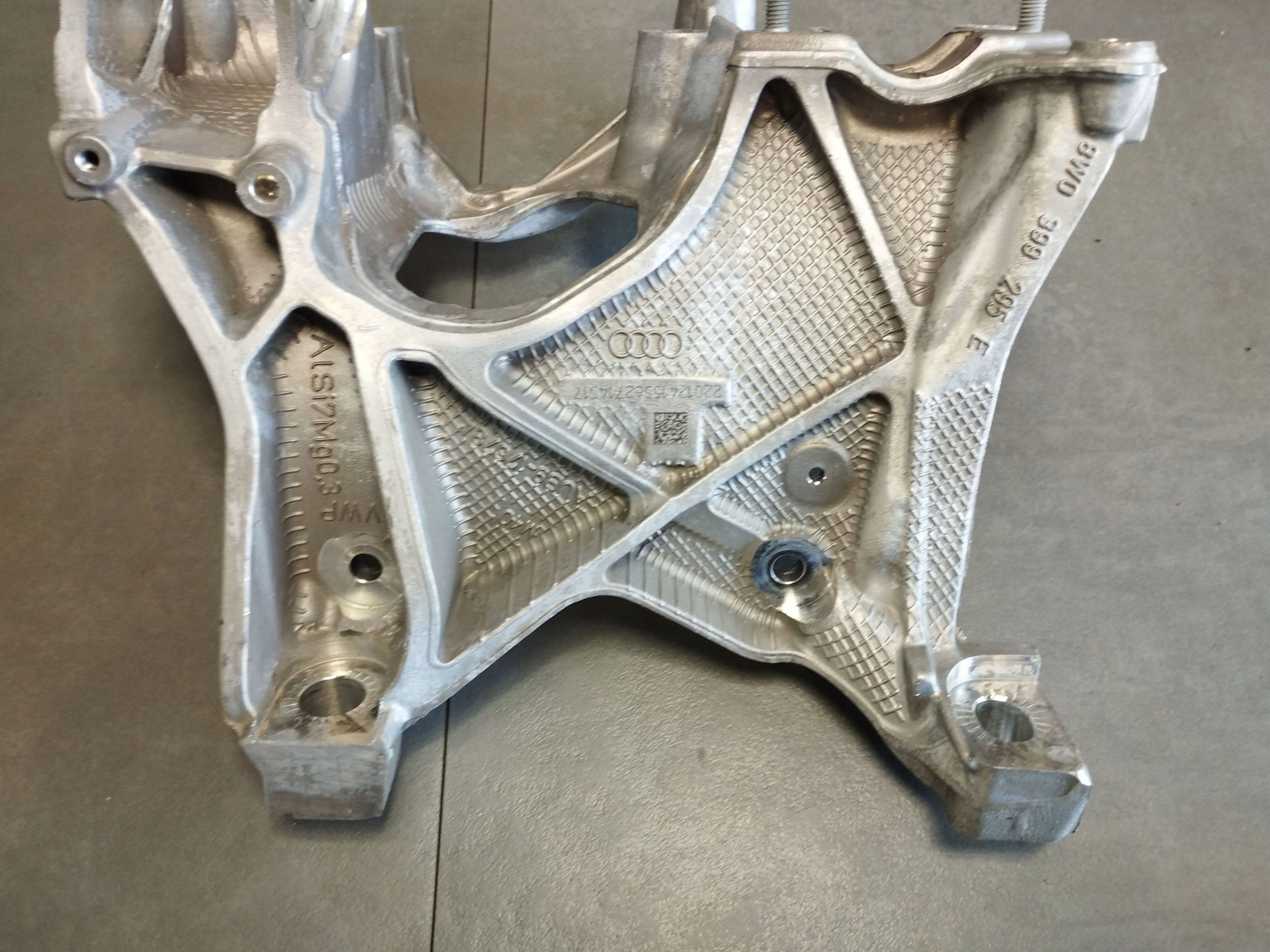 Audi A4 S4 B9 8W support sanek 8W0399295E