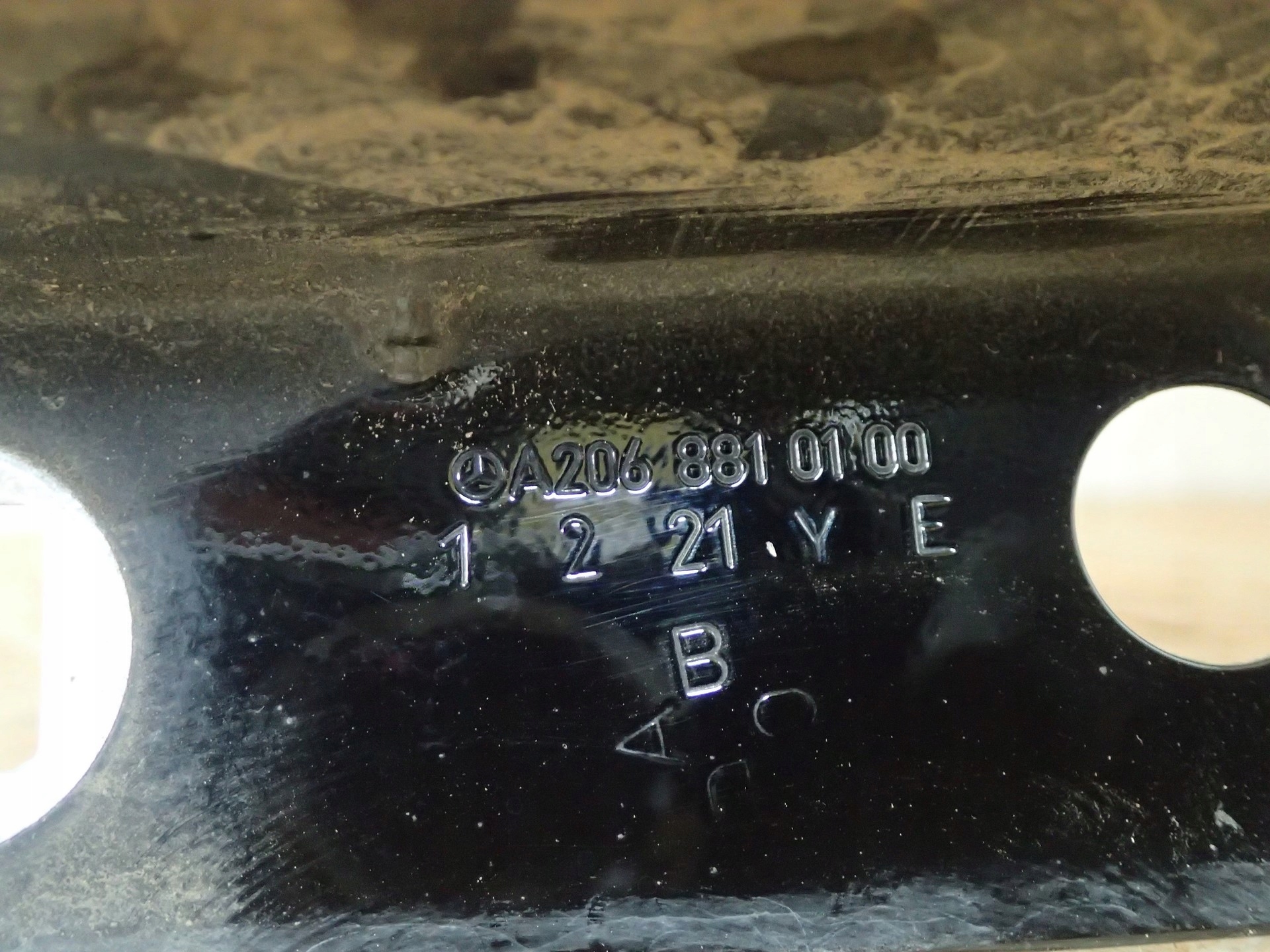 BŁOTNIK LEWY PRZÓD PRZEDNI MERCEDES C KLASA 206 Producent części Mercedes-Benz OE