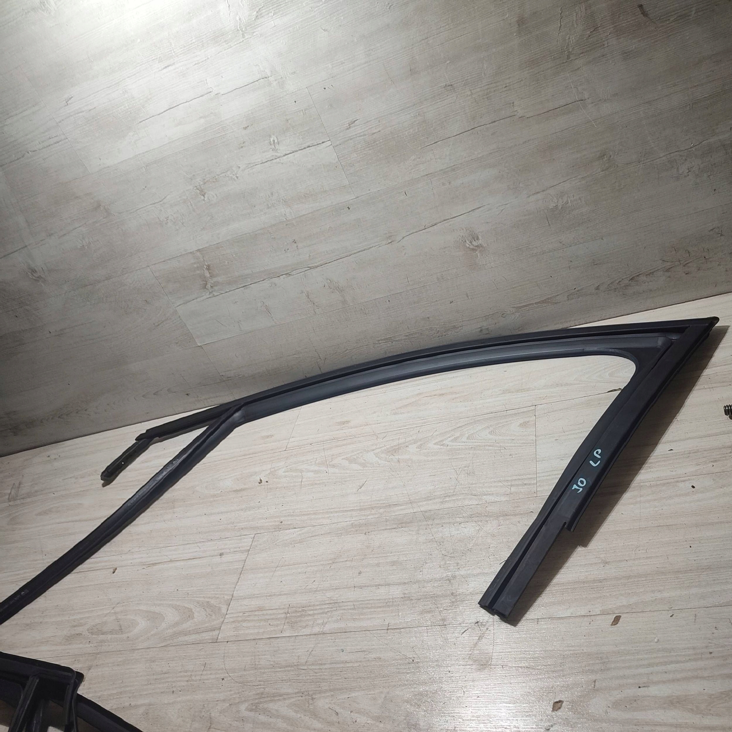 gasket windows door przednich front side left Dacia Jogger