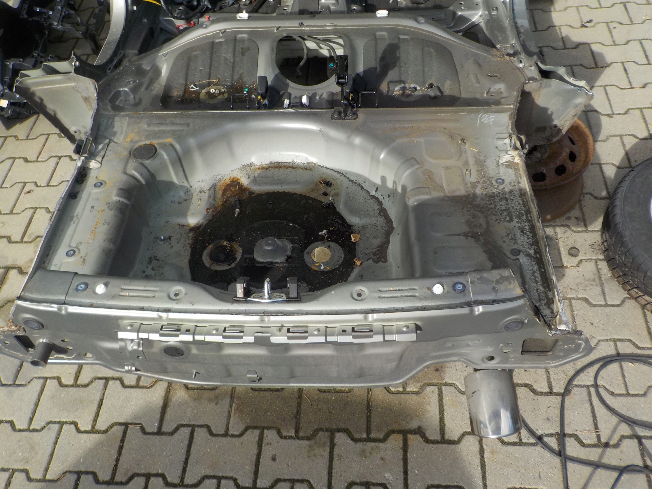 KIA STONIC 2017 PAS TYŁ TYLNY WZMOCNIENIE WANNA Producent części OEM