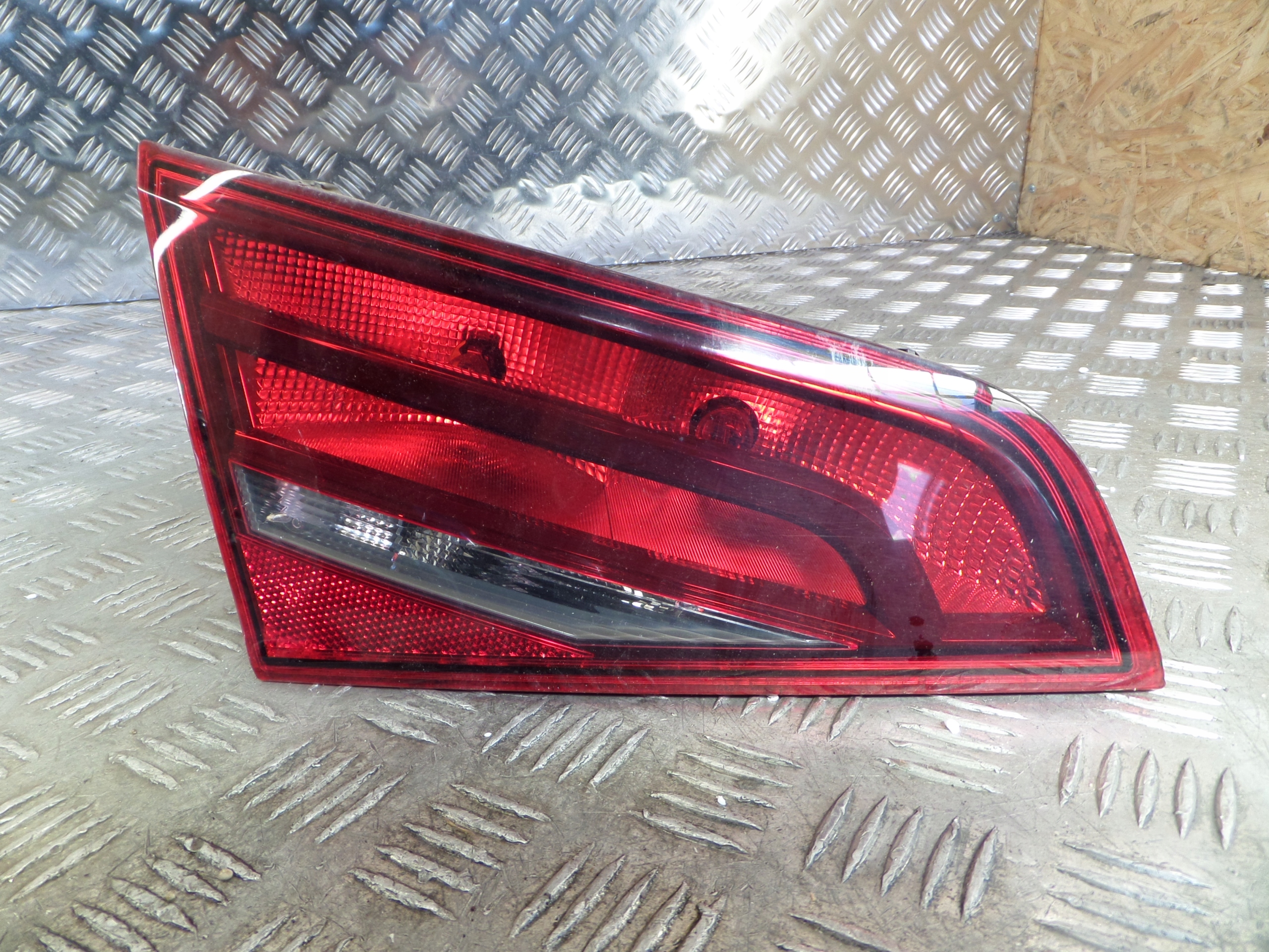 Audi OE 8V4945093 Licht hinten links
