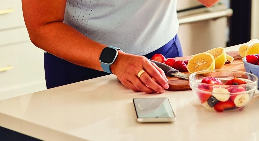 Smartwatch Fitbit Versa 4 niebiesko-platynowy Transmisja danych brak