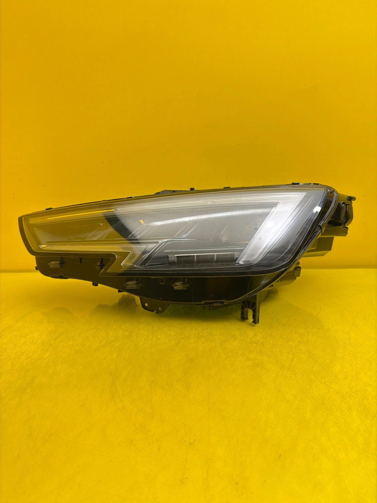 light left Audi A4 S4 RS4 B9 Matrix 8W0941035C