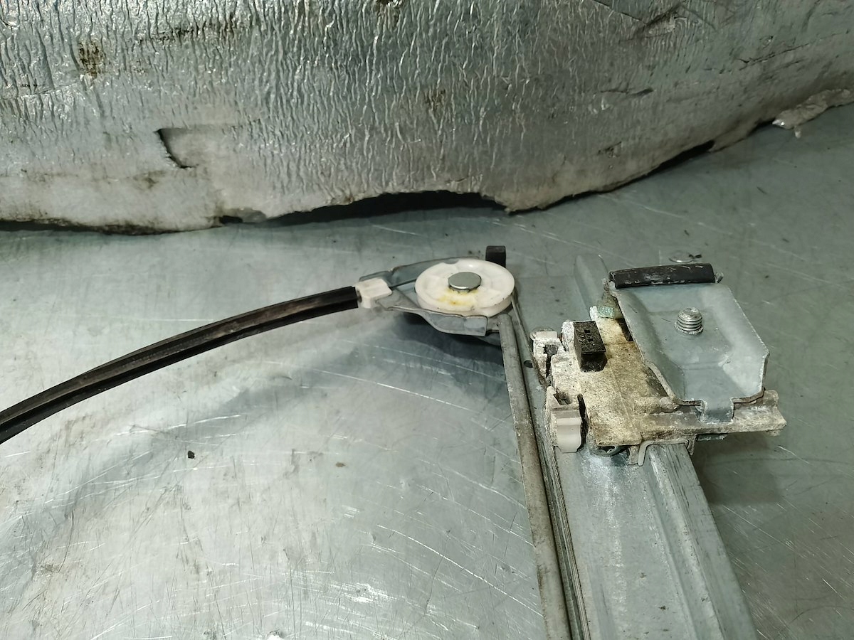 PODNOŚNIK SZYBY PRAWY PRZÓD RENAULT MEGANE II CABRIO 403242 117477 Typ samochodu Samochody osobowe