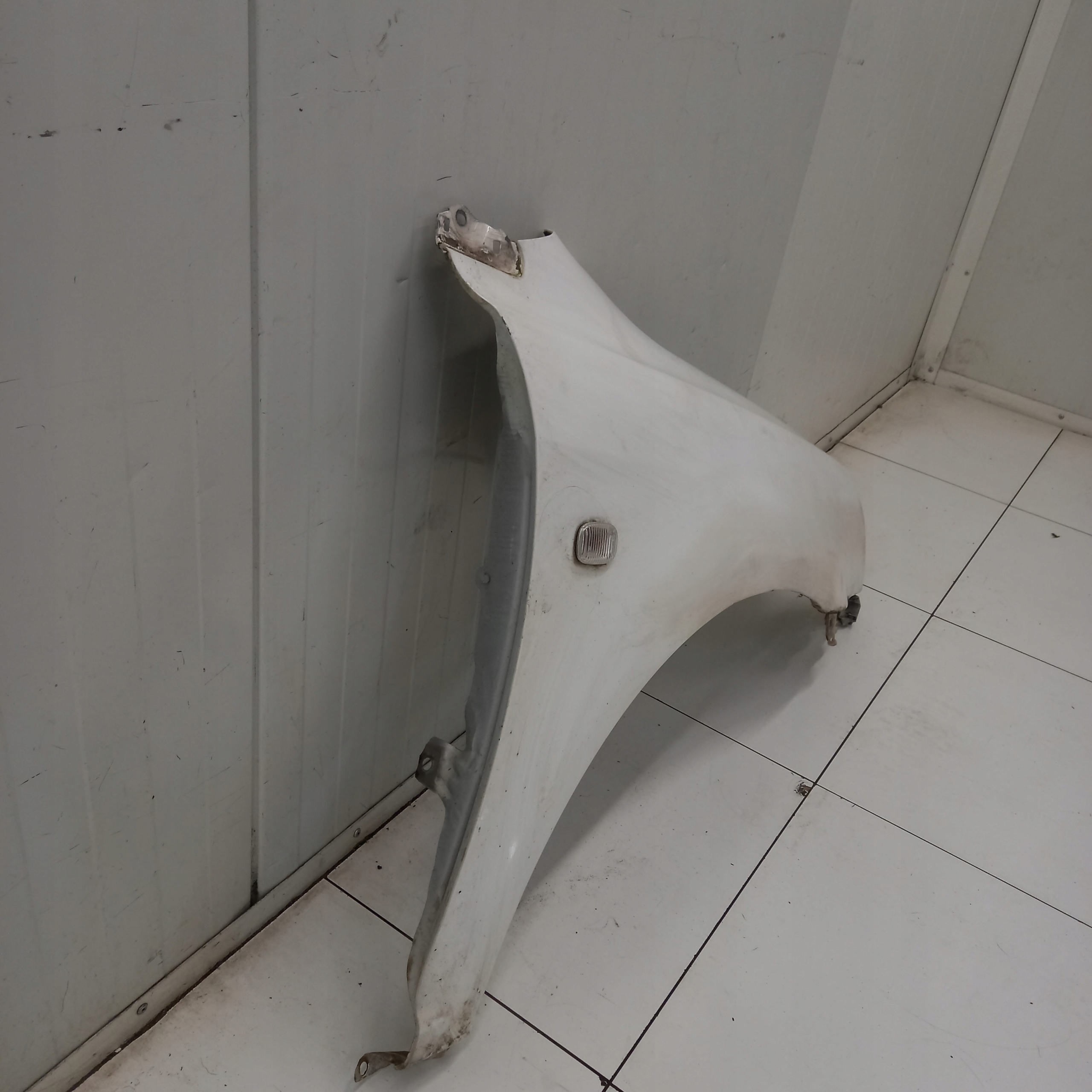 fender right front TOYOTA AVENSIS