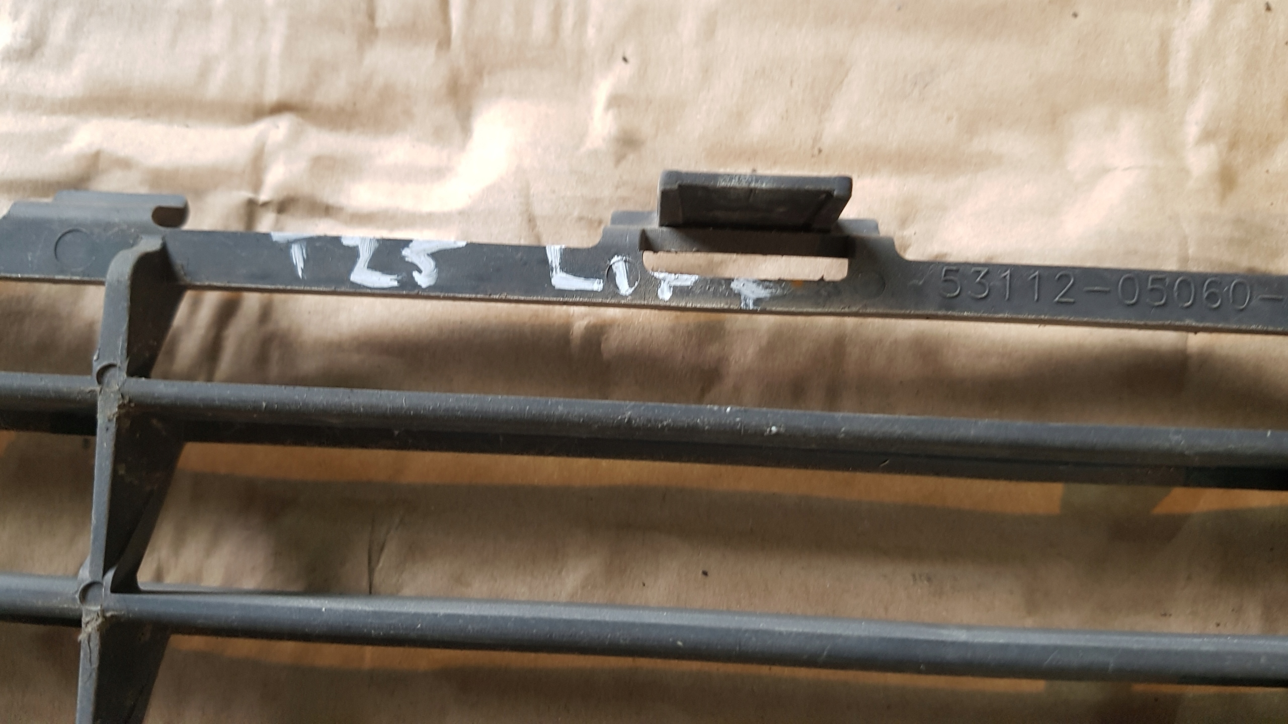 TOYOTA AVENSIS T25 06-08 KRATKA ZDERZAKA ŚRODKOWA Producent części Toyota OE