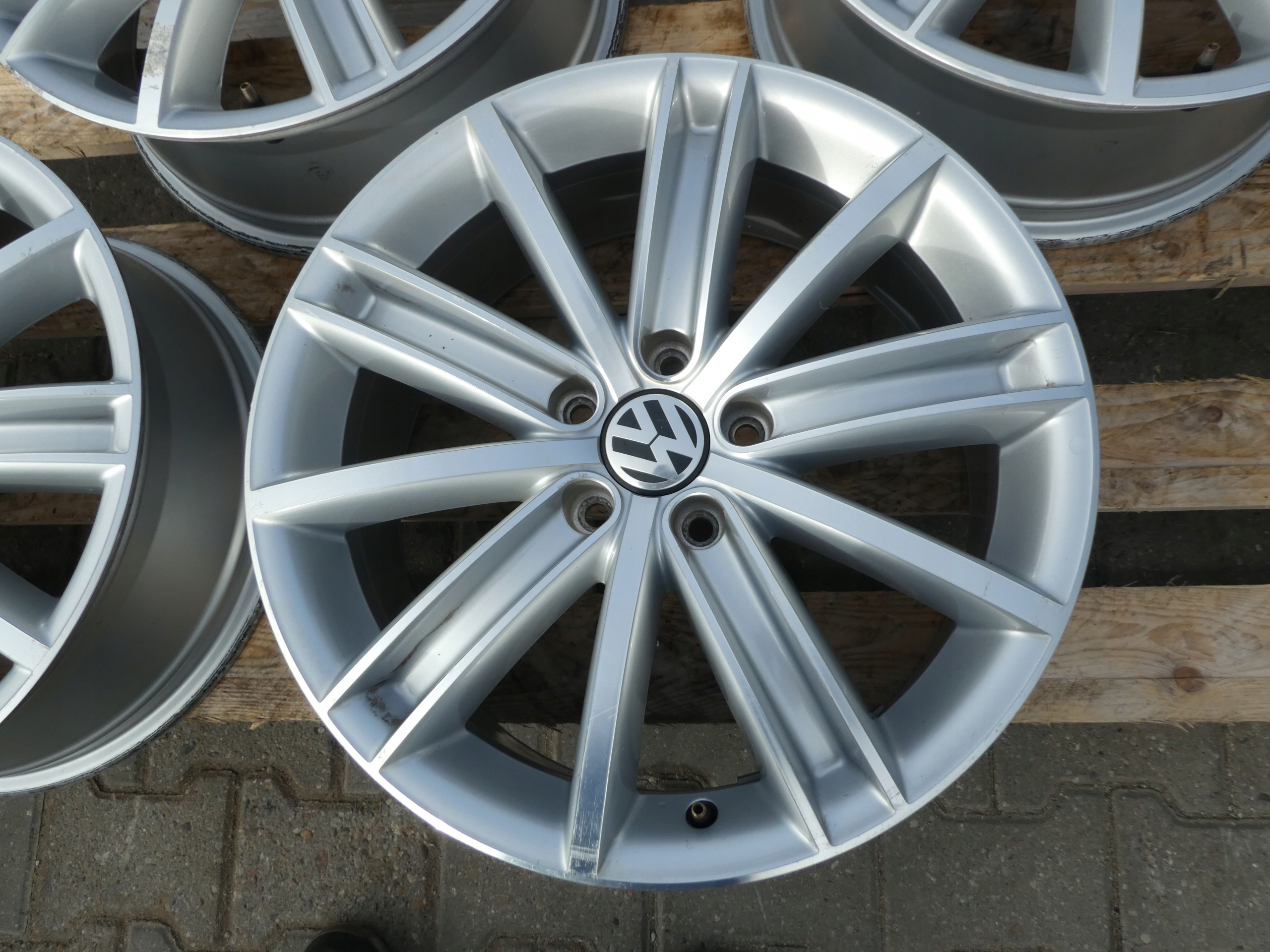 4X CERCHI DI ALLUMINIO CERCHI RUOTE 5N0601025AF VW 5X112