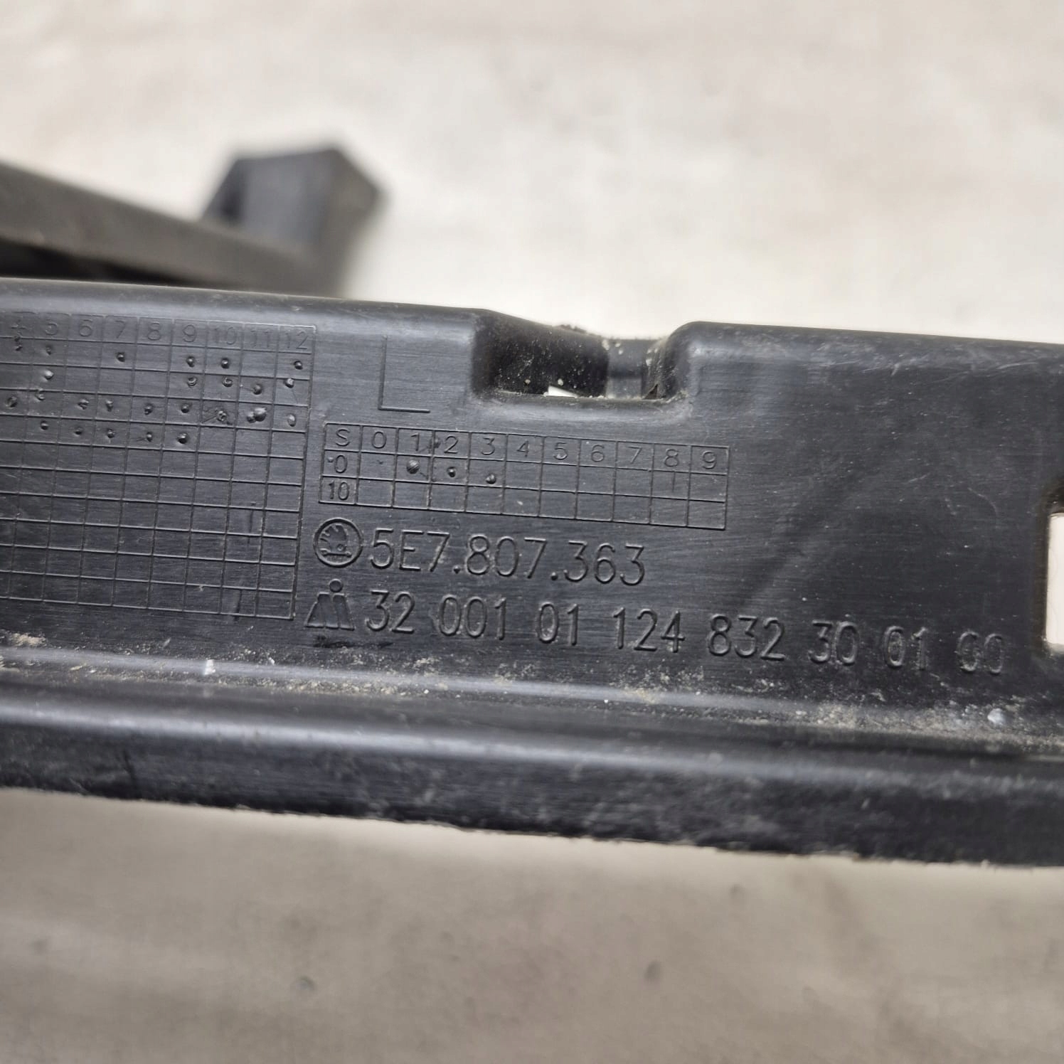 SKODA OCTAVIA IV 4 19-> Poignée Support plaque de l’échappement Gauche