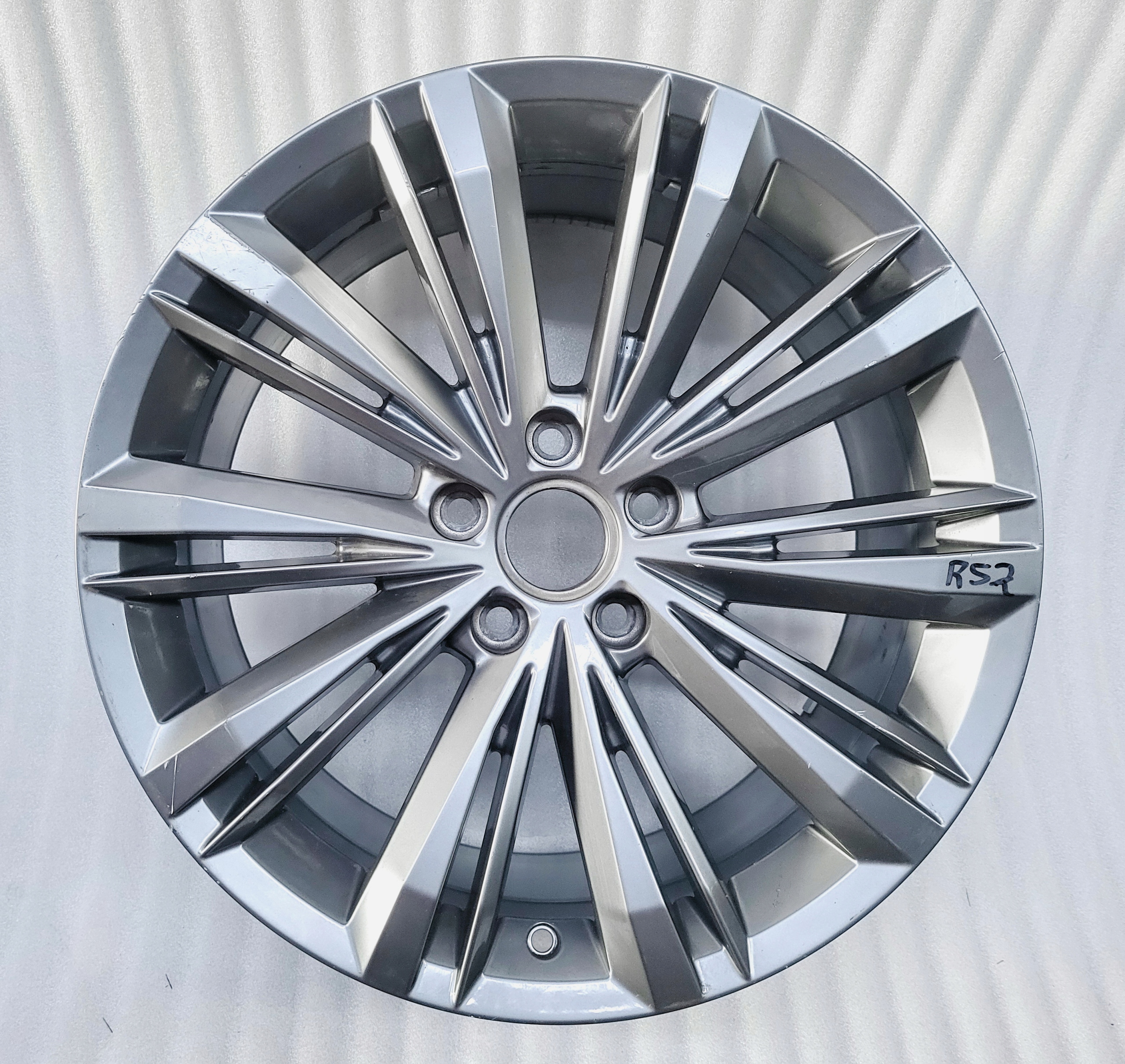 VW PASSAT B8 R-LINEg 8x18 Et44 5x112g0601025en ВЕРОНА