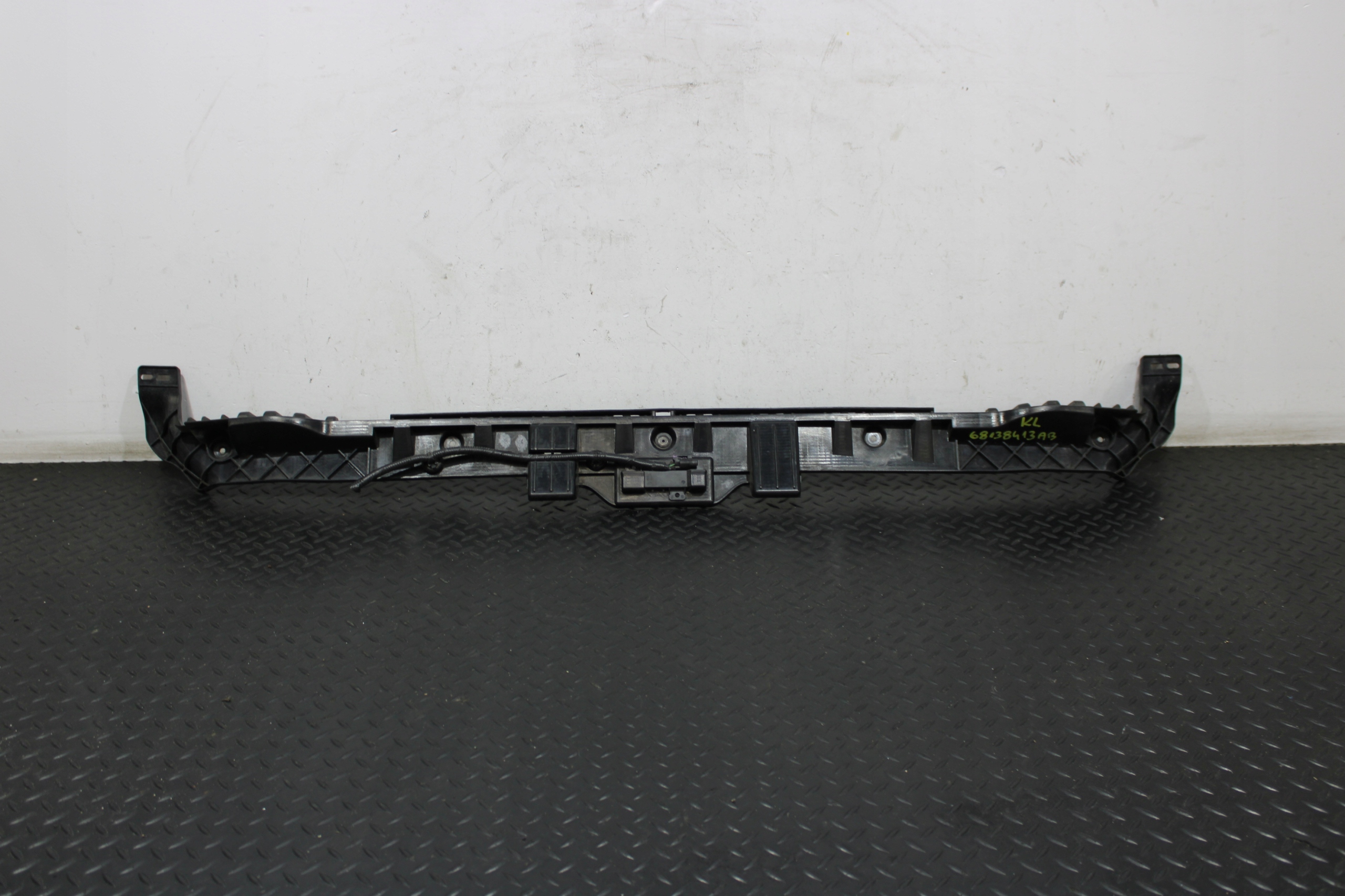 Support Support plaque Pare choc Arrière JEEP CHEROKEE KL 68138413AB