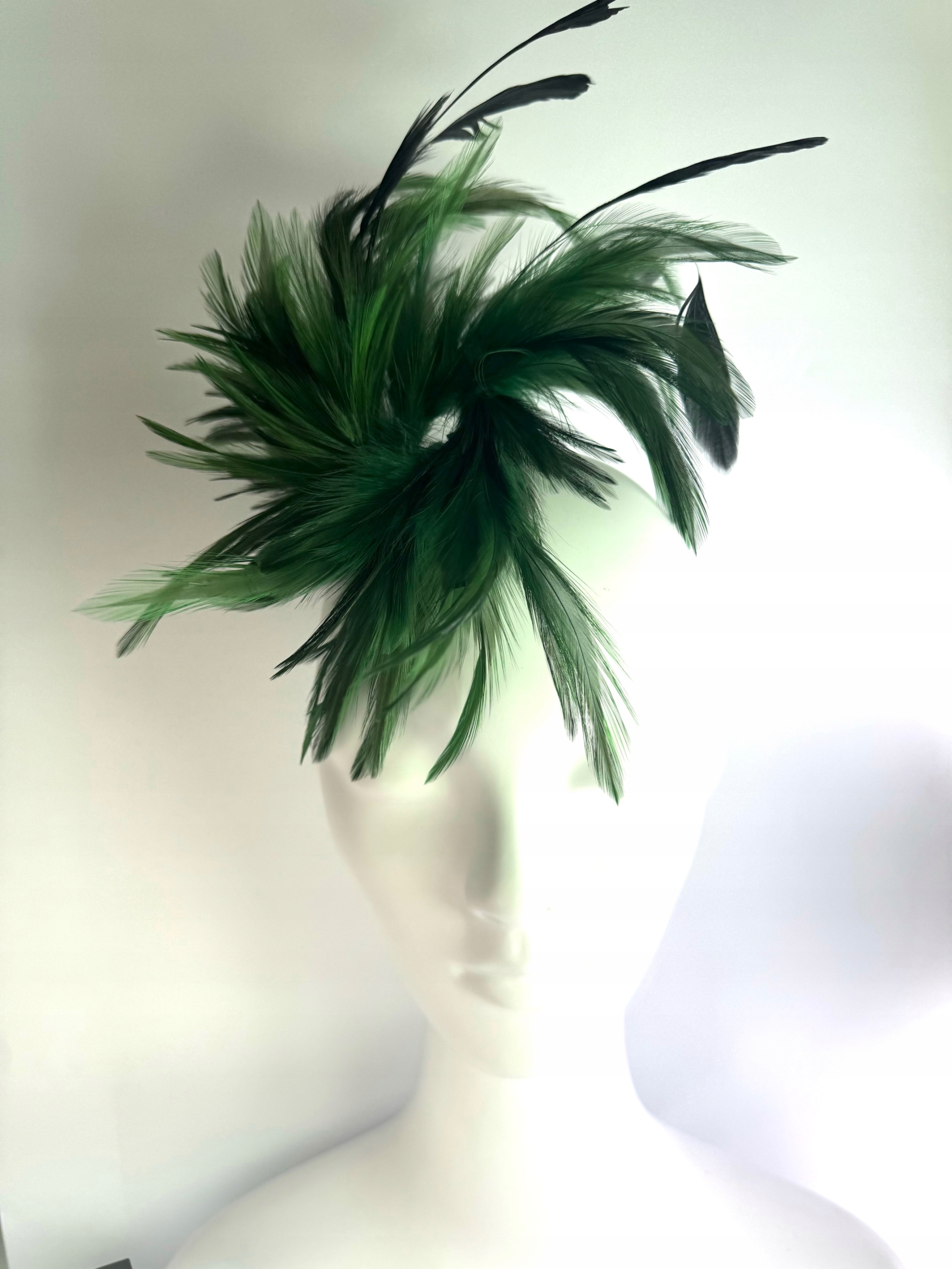 Fascynator na głowę BROSZKA PRZYPINKA Stroik na głowę PIÓRA ZIELONY