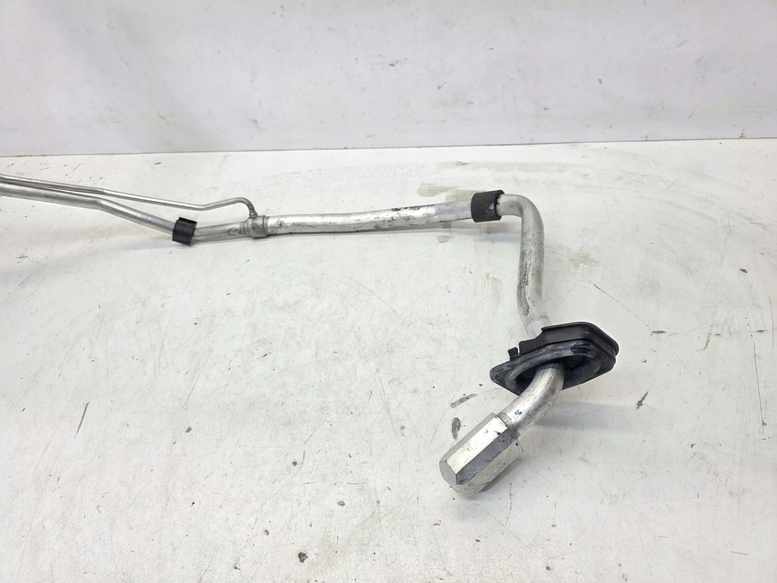 vedení hadice klimatizaci AUDI A4 B9 A5 8W0816738Q