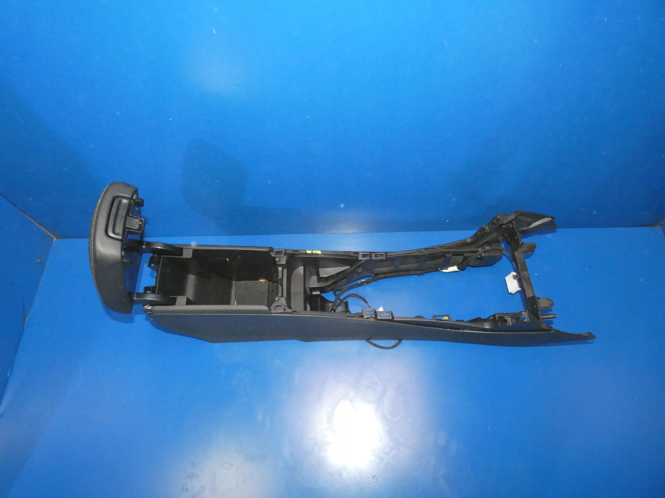 A KLASA W176 Armlehne vorne TUNEL mitte