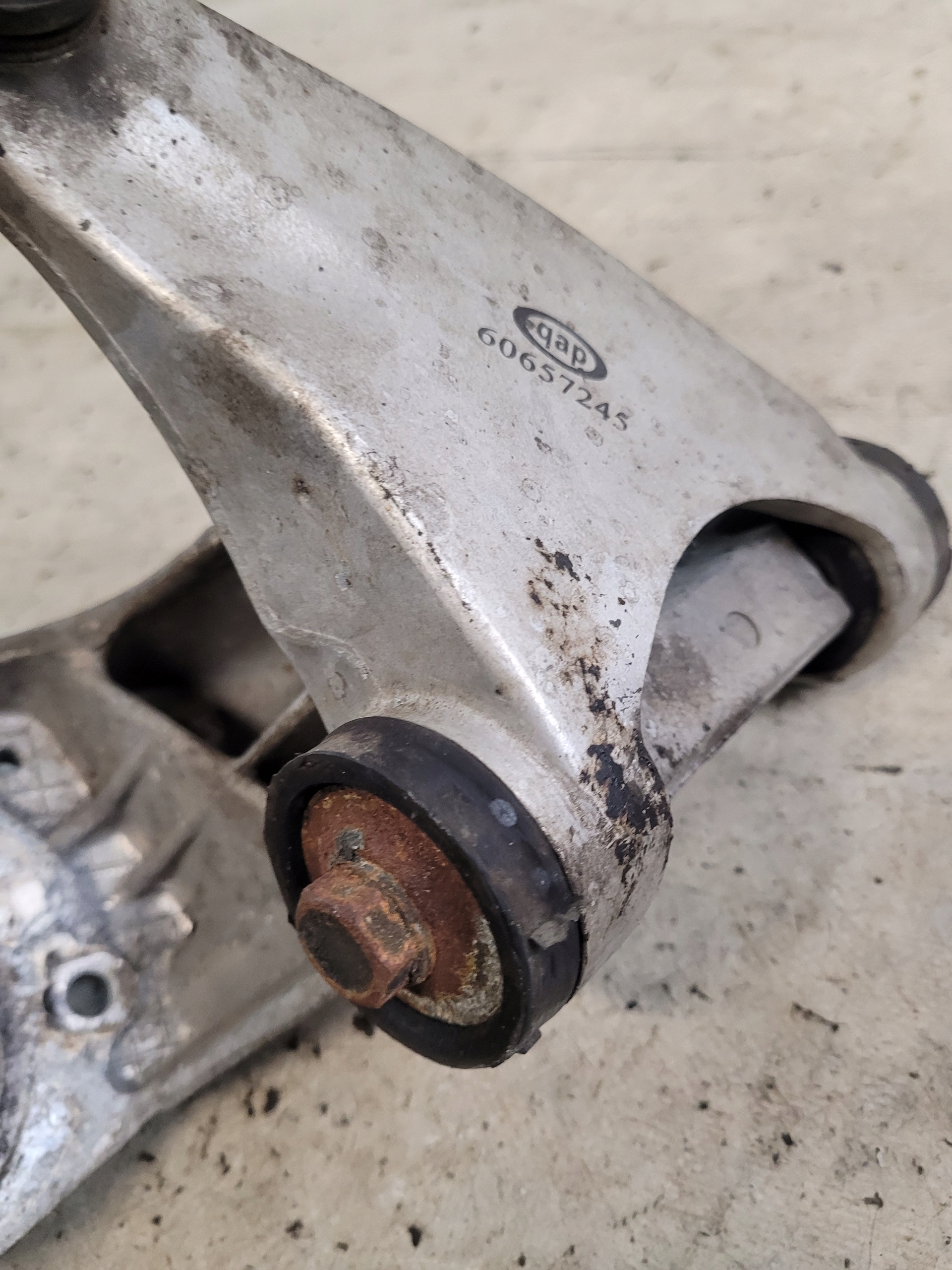 držač amortizera lijevog ALFA ROMEO 156