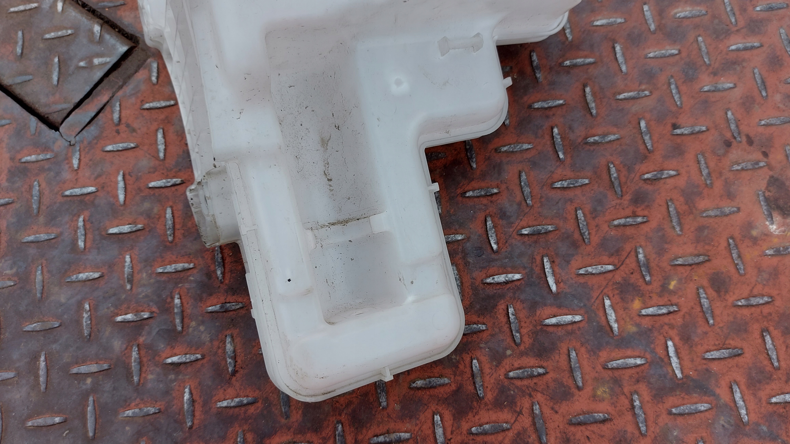 washer fluid tank SKODA KAMIQ 17