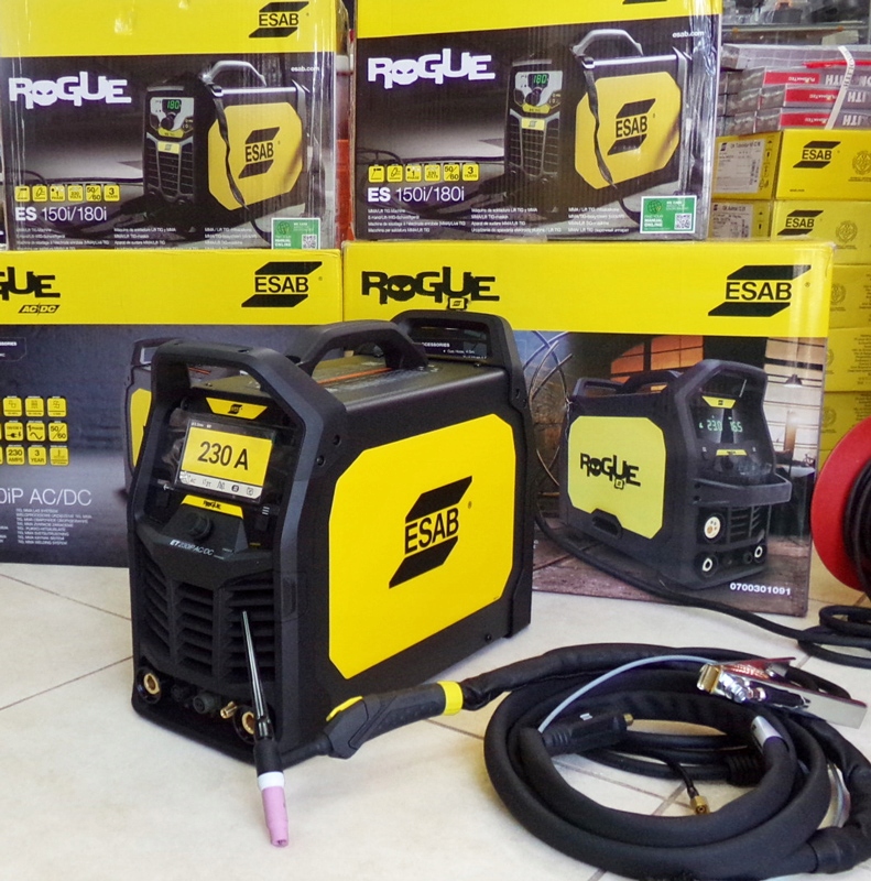 Spawarka TIG ESAB Rogue ET 230iP na tle stołu roboczego