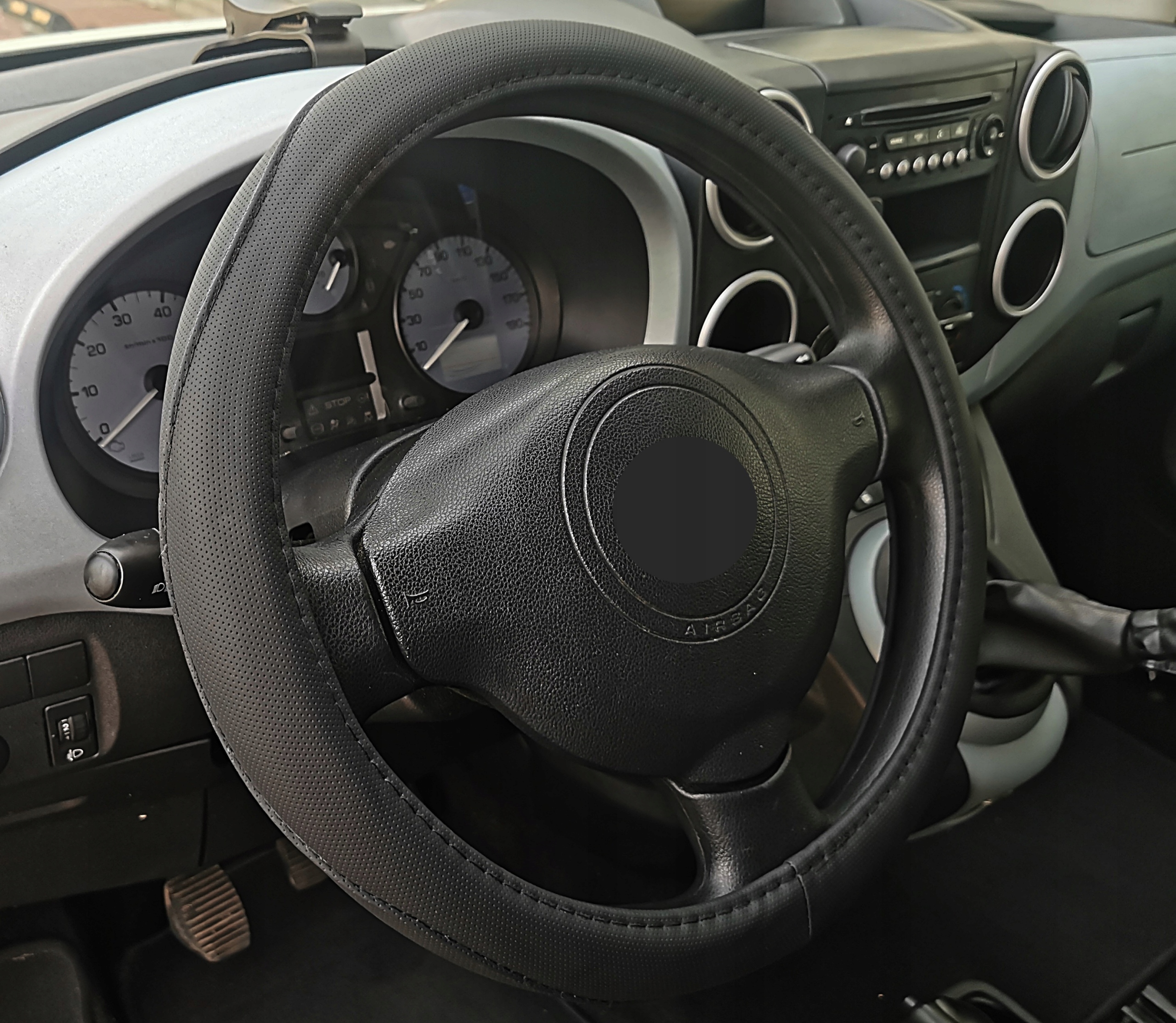 Volvo C30 S40 V40 V50 S60 V60 XC40 XC60 pokrowiec na kierownice perforowany Producent inny