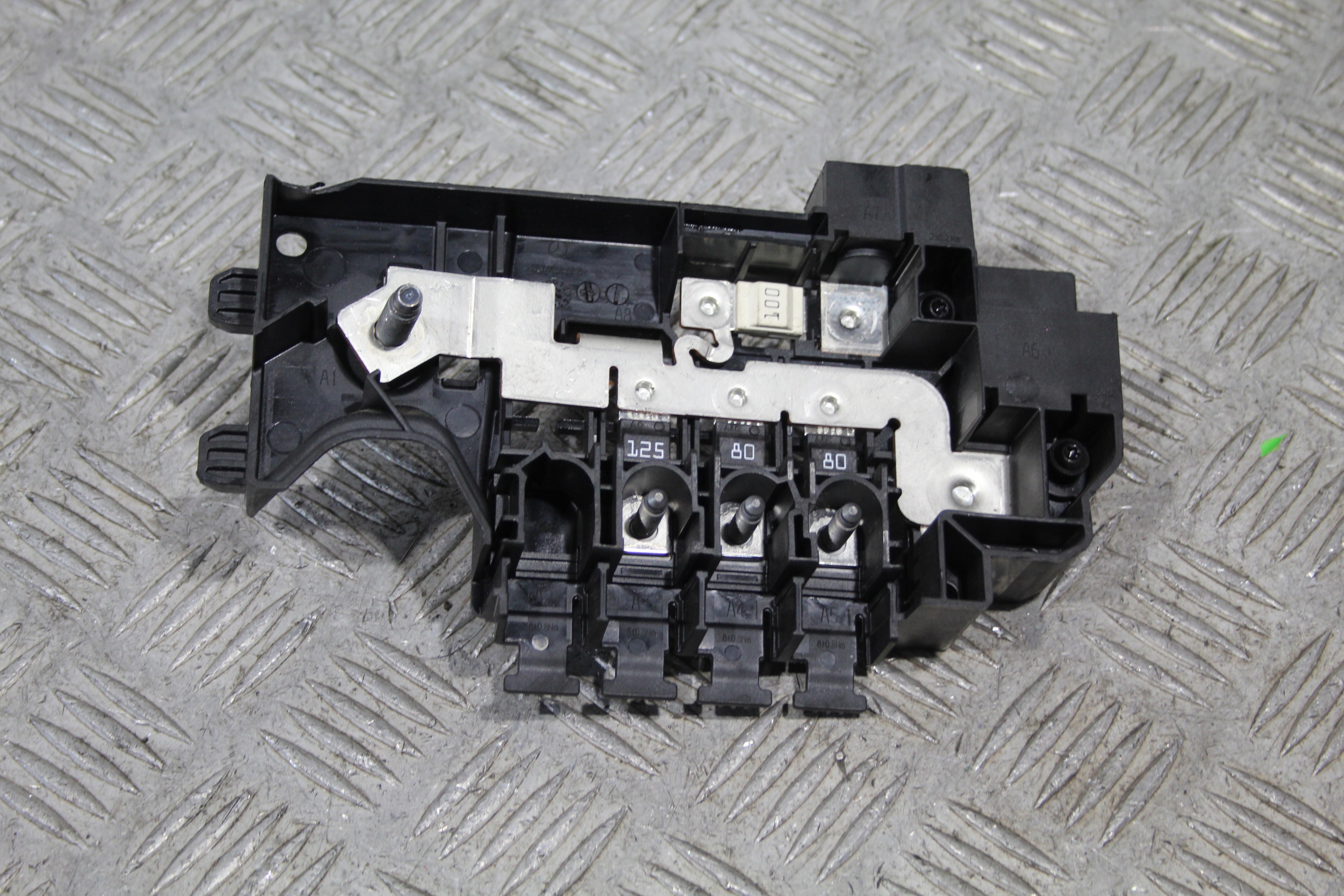 SKRZYNKA BEZPIECZNIKÓW A-KLASA W177 AMG