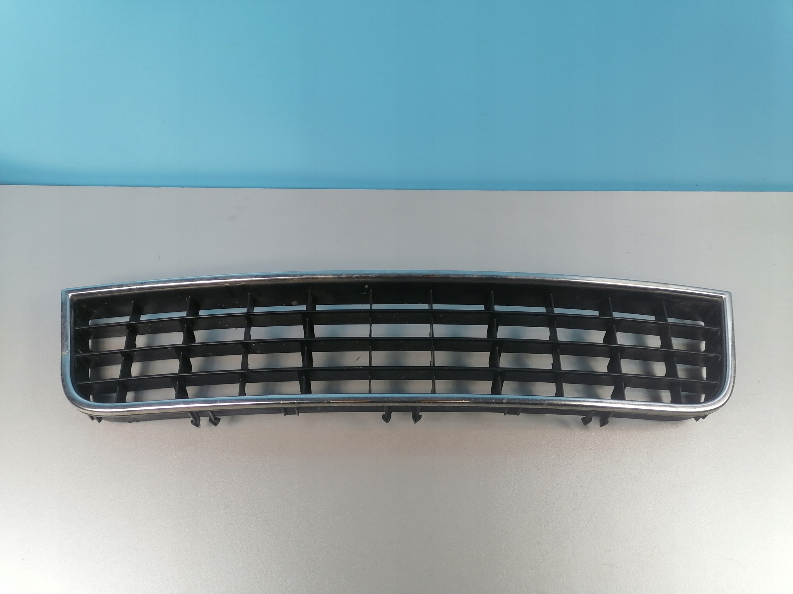 Центральна решітка бампера AUDI A6 C5 4b0807683l