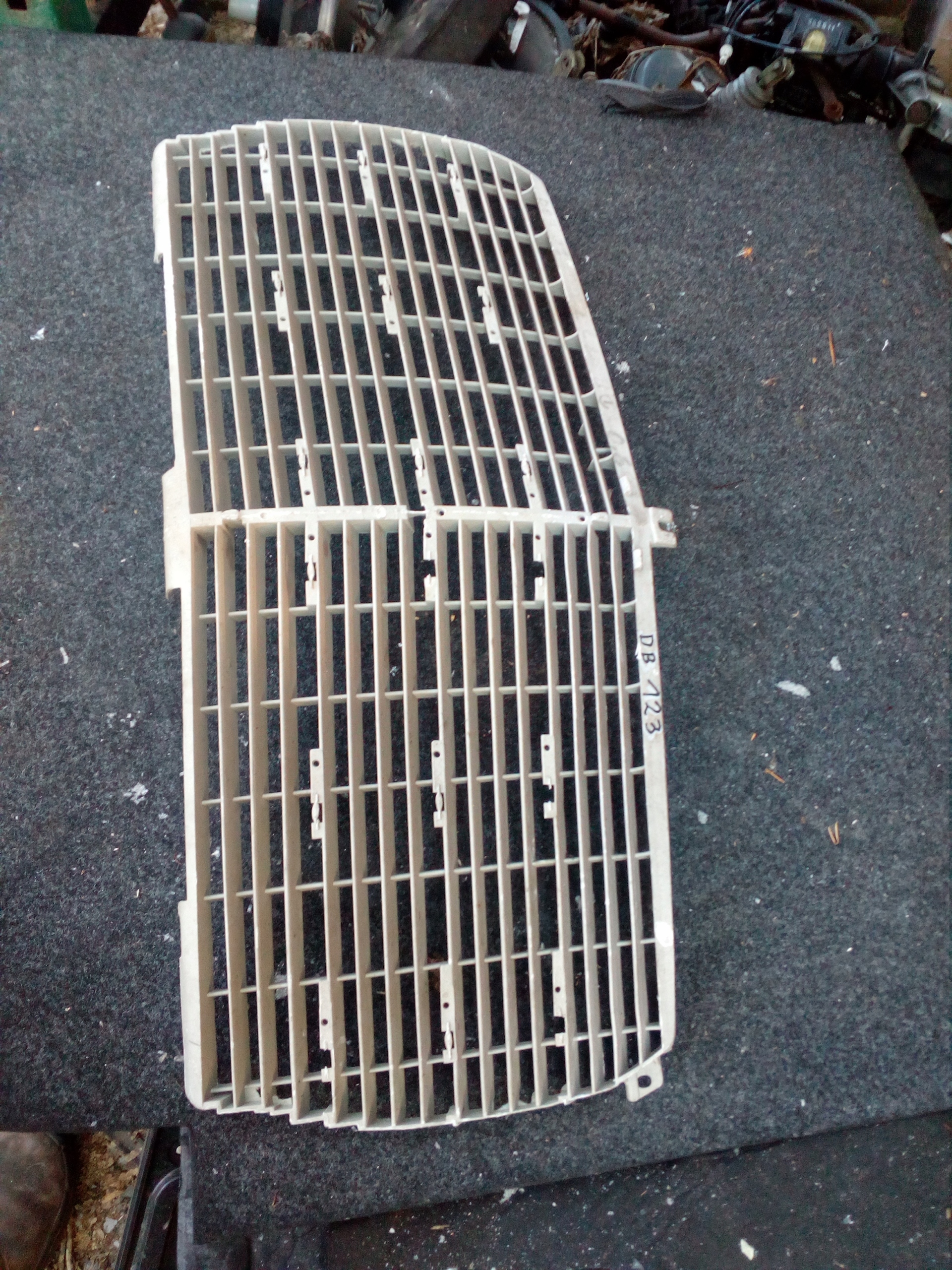 решетка радиатора MERCEDES 200-280E W123 76-84