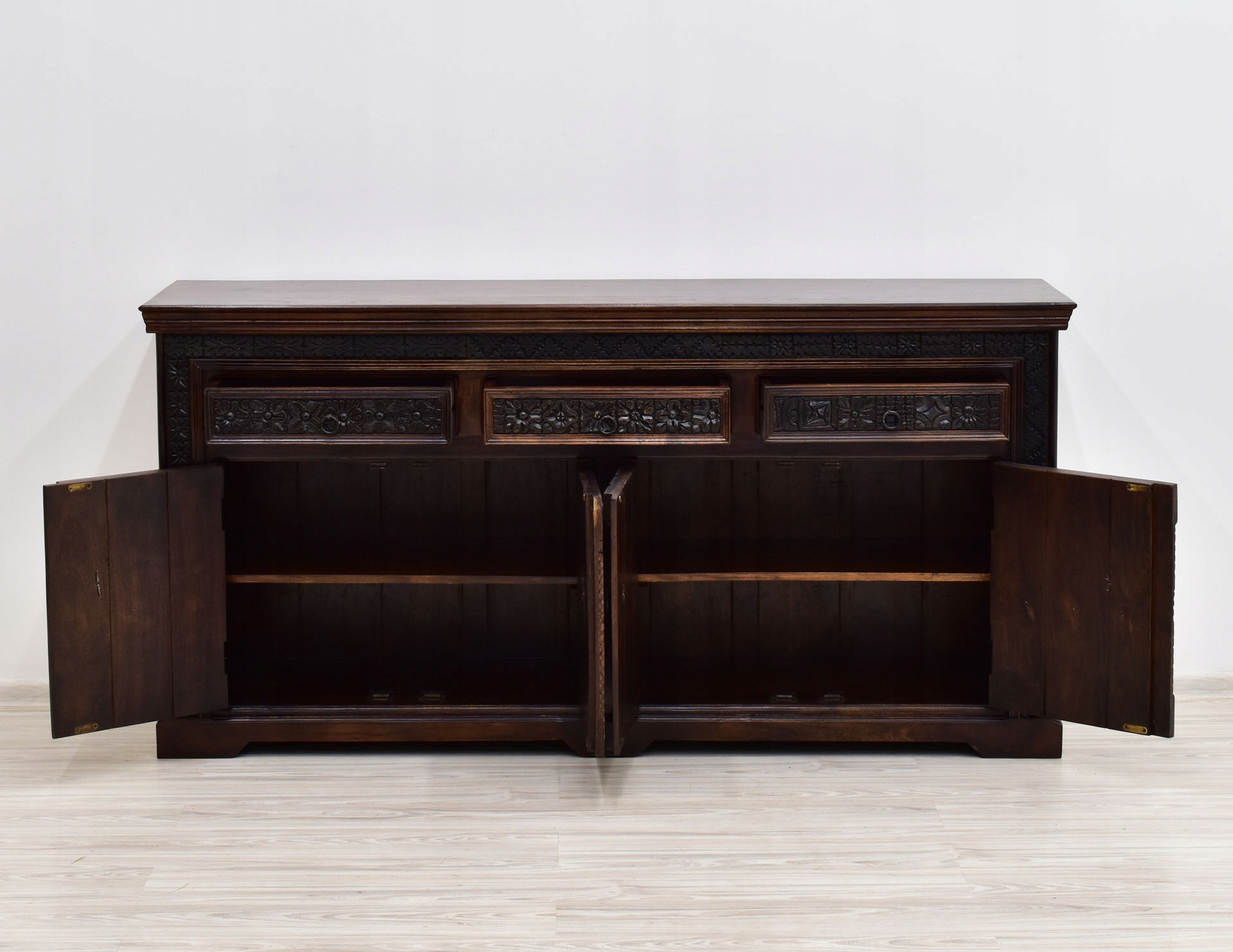 Komoda kolonialna drewno akacja indyjska ręcznie rzeźbiona metalowe okucia Kolekcja Arani Akacja