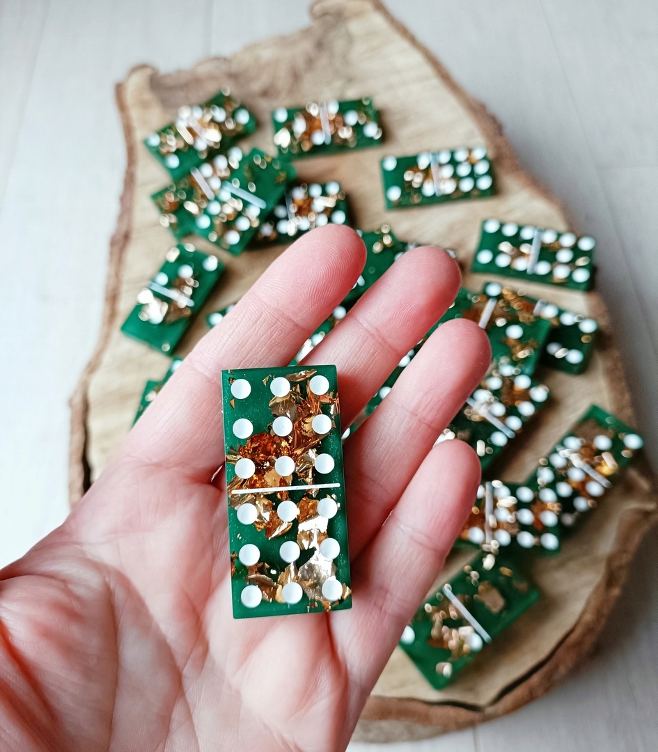 Unikátní Domino z pryskyřice dvojité 9 zelené zlatou EkoCraft