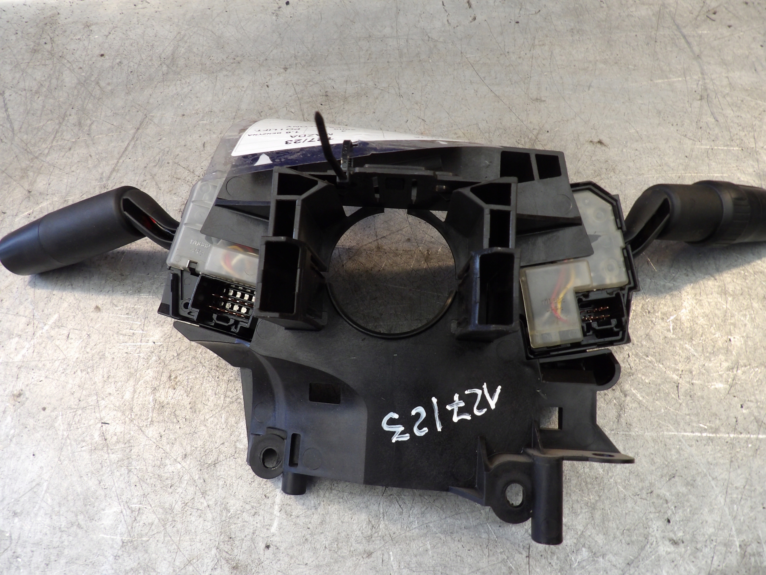 COMMODO ESSUIE GLACE MAZDA 3 1,6B