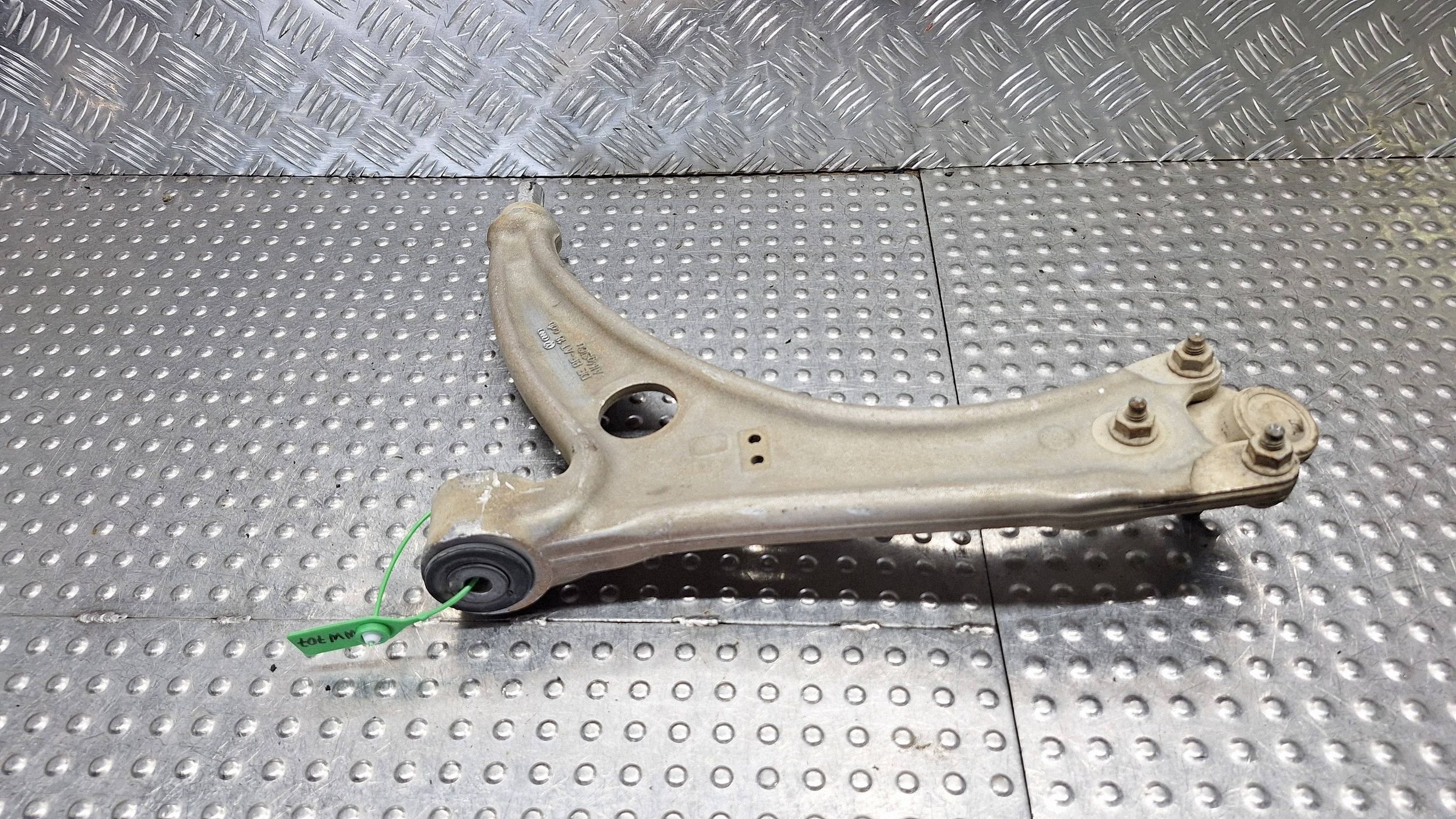 arm right front 3C0407153D VW PASSAT B7 AUDI Q3 8U