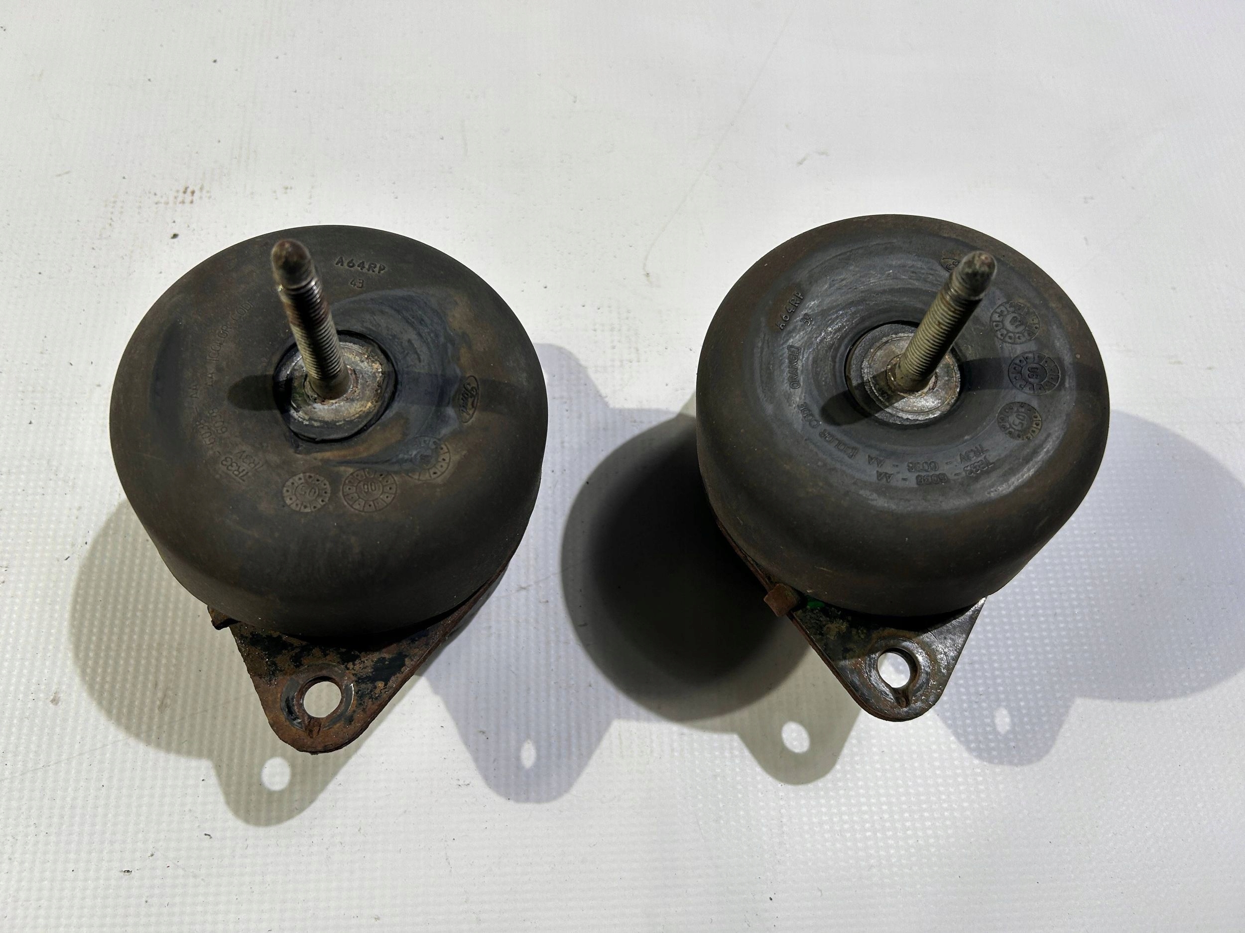 console holder engine mount right left Ford Mustang 4.6 2010