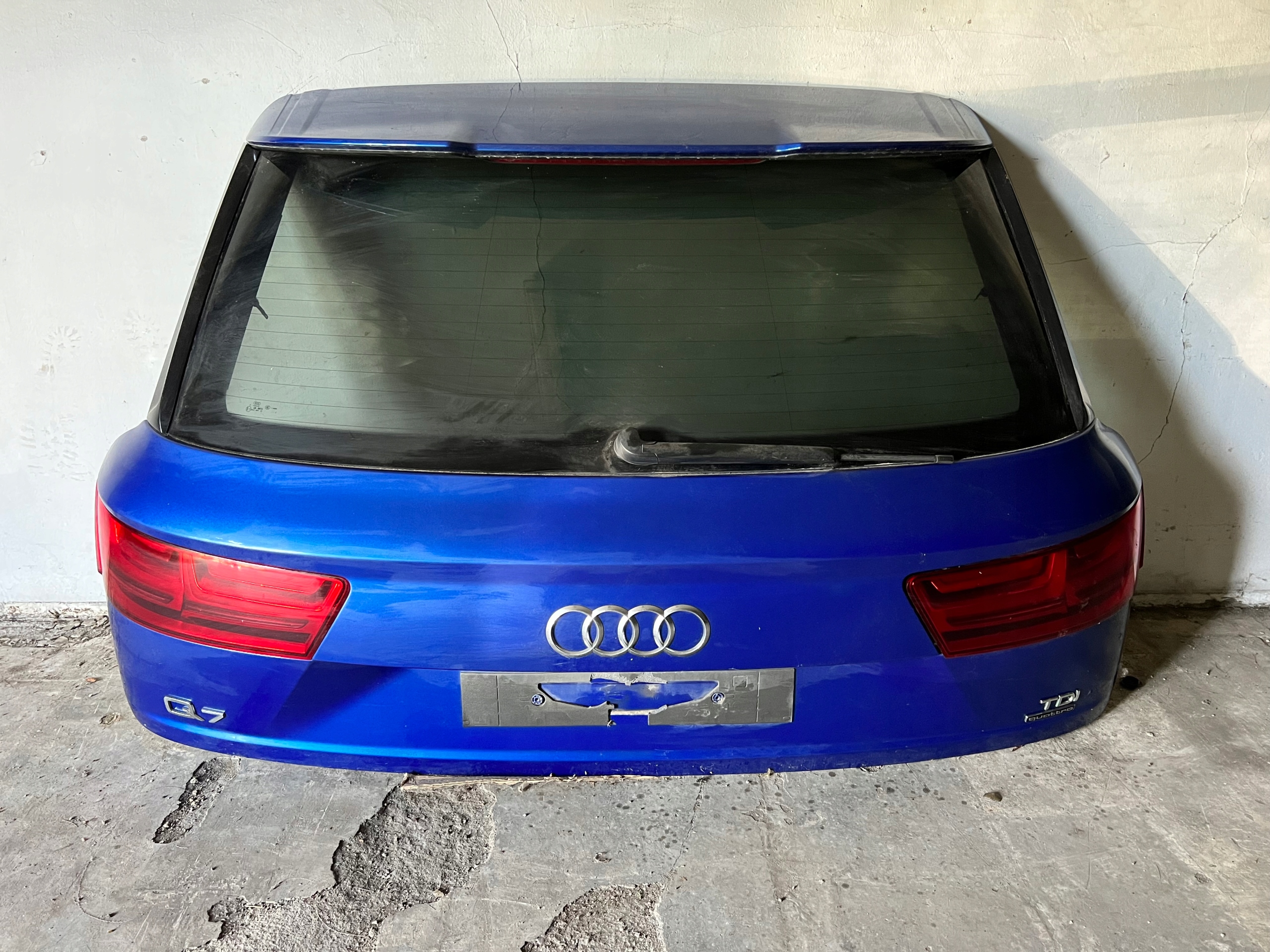 AUDI Q7m ФАРИ ЗАД. КРИШКА БАГАЖНИКА В ЗБОРІ