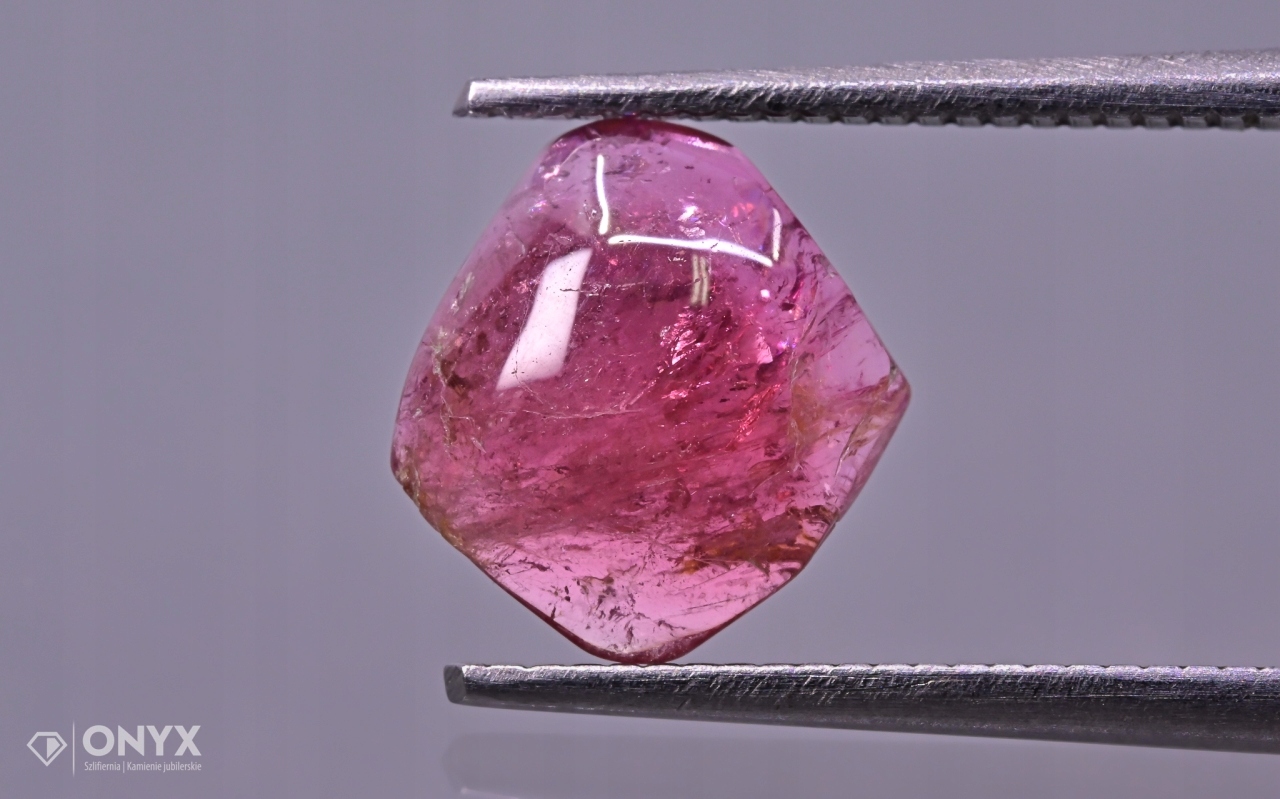 Turmalín konvexní nepravidelná dlažba 8,5x8,5 mm